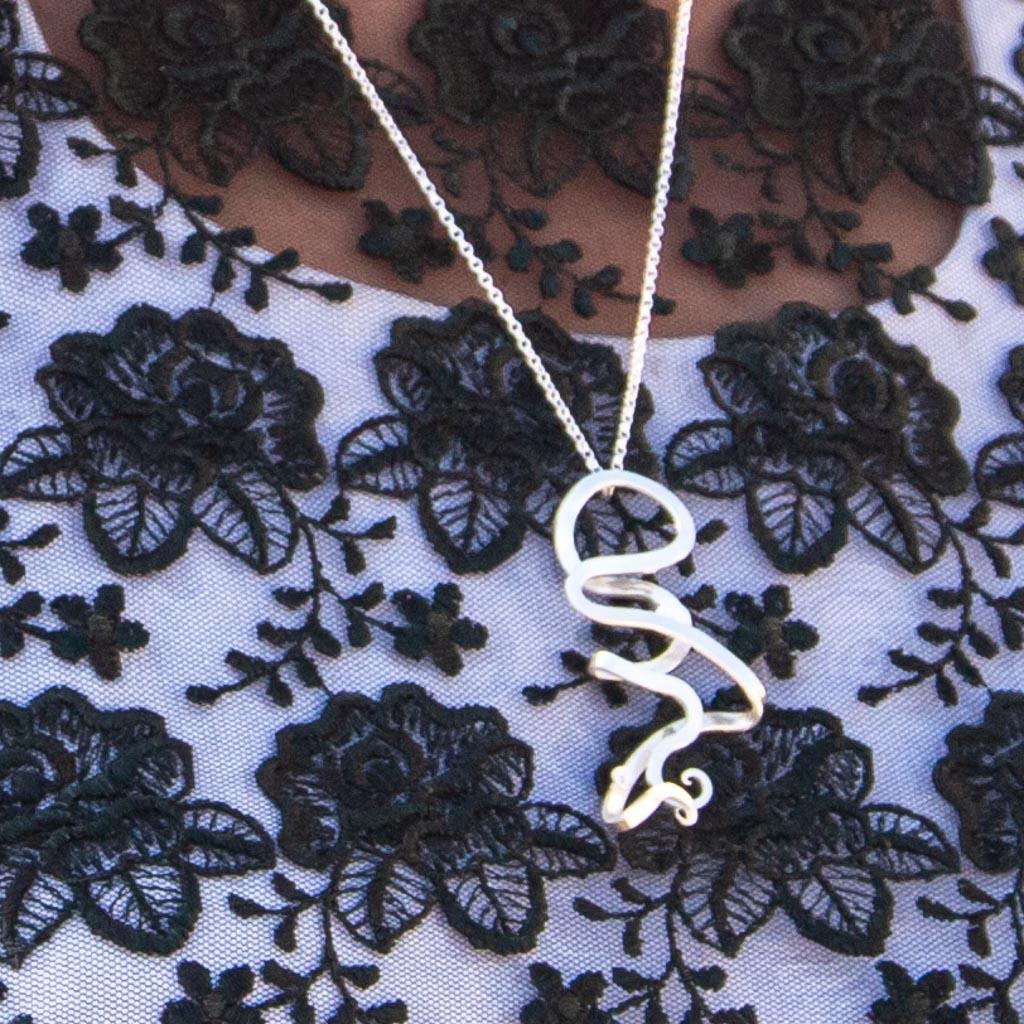 La pluripremiata Tara Lois è stata influenzata dallo stile Art Nouveau quando ha disegnato questo pendente organico contemporaneo. Le curve astratte sono state realizzate a mano in argento sterling /925 sostenibile e con delicate sfumature di