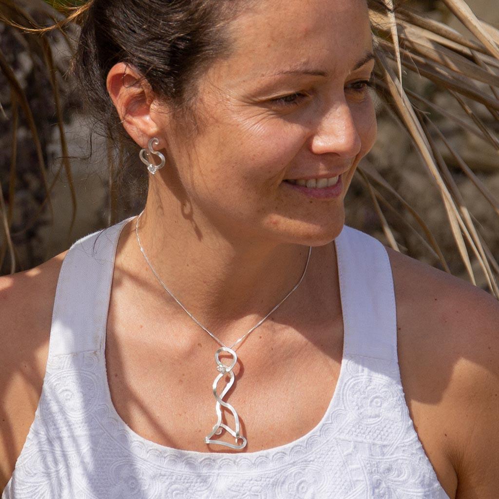 La pluripremiata Tara Lois è stata influenzata dallo stile Art Nouveau quando ha disegnato questo pendente organico contemporaneo. Le curve astratte sono state realizzate a mano in argento sterling 925 sostenibile, con delicati riflessi di zirconio