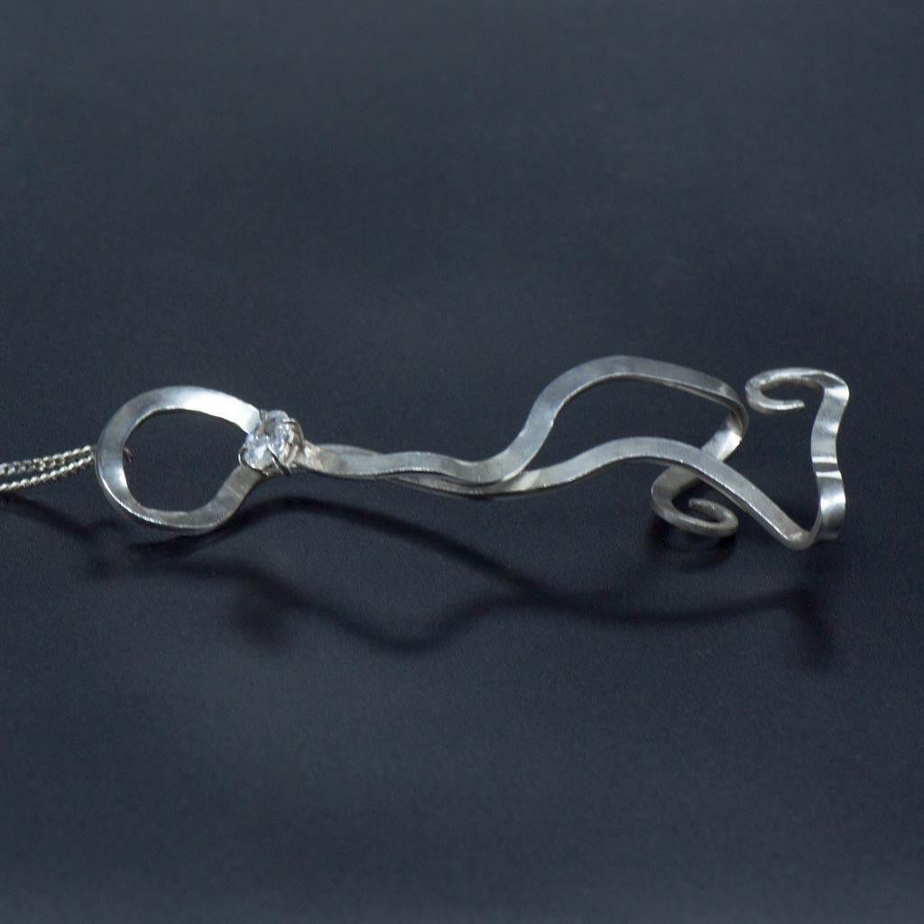Taglio ovale Ciondolo in argento e pietre preziose in stile Art Nouveau astratto e organico in vendita