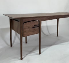 Escritorio Liu de madera de inspiración art nouveau contemporánea de Baker Hesseldenz