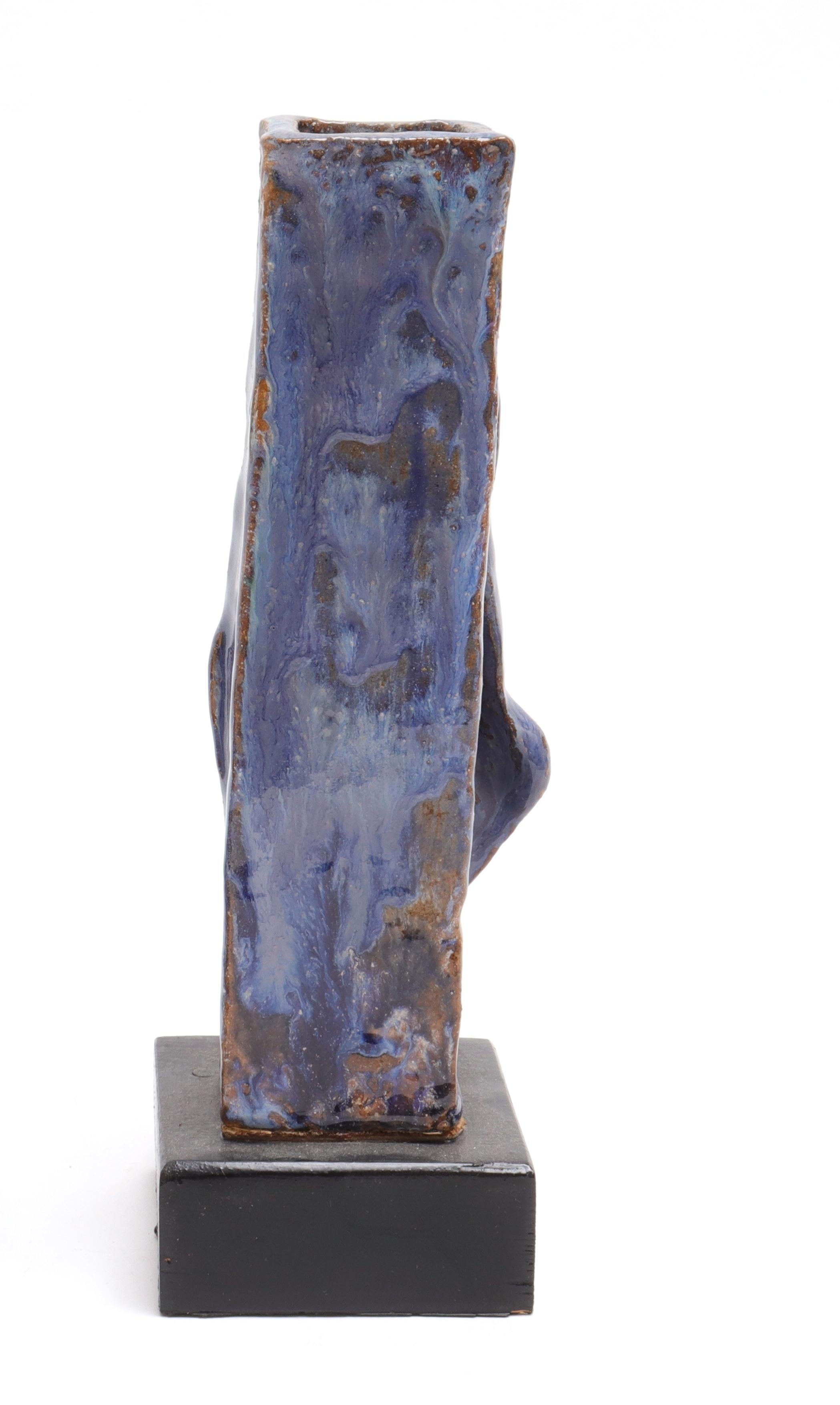Inconnu Vase sculptural en poterie d'art contemporain à glaçure bleu-vert en vente