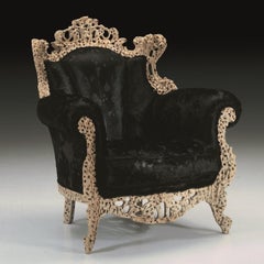 Poltrona Regina di arte contemporanea in velluto e legno di Grezzo Arte di Urano Palma