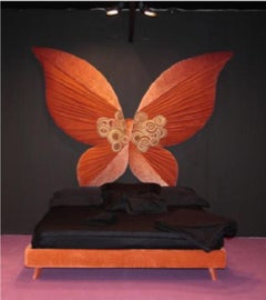 Arte contemporanea: il letto a farfalla in velluto di seta di Carla Tolomeo