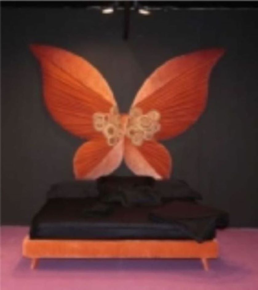 Zeitgenössisches Kunstbett mit Schmetterlingsmotiv aus Seidensamt  von Carla Tolomeo