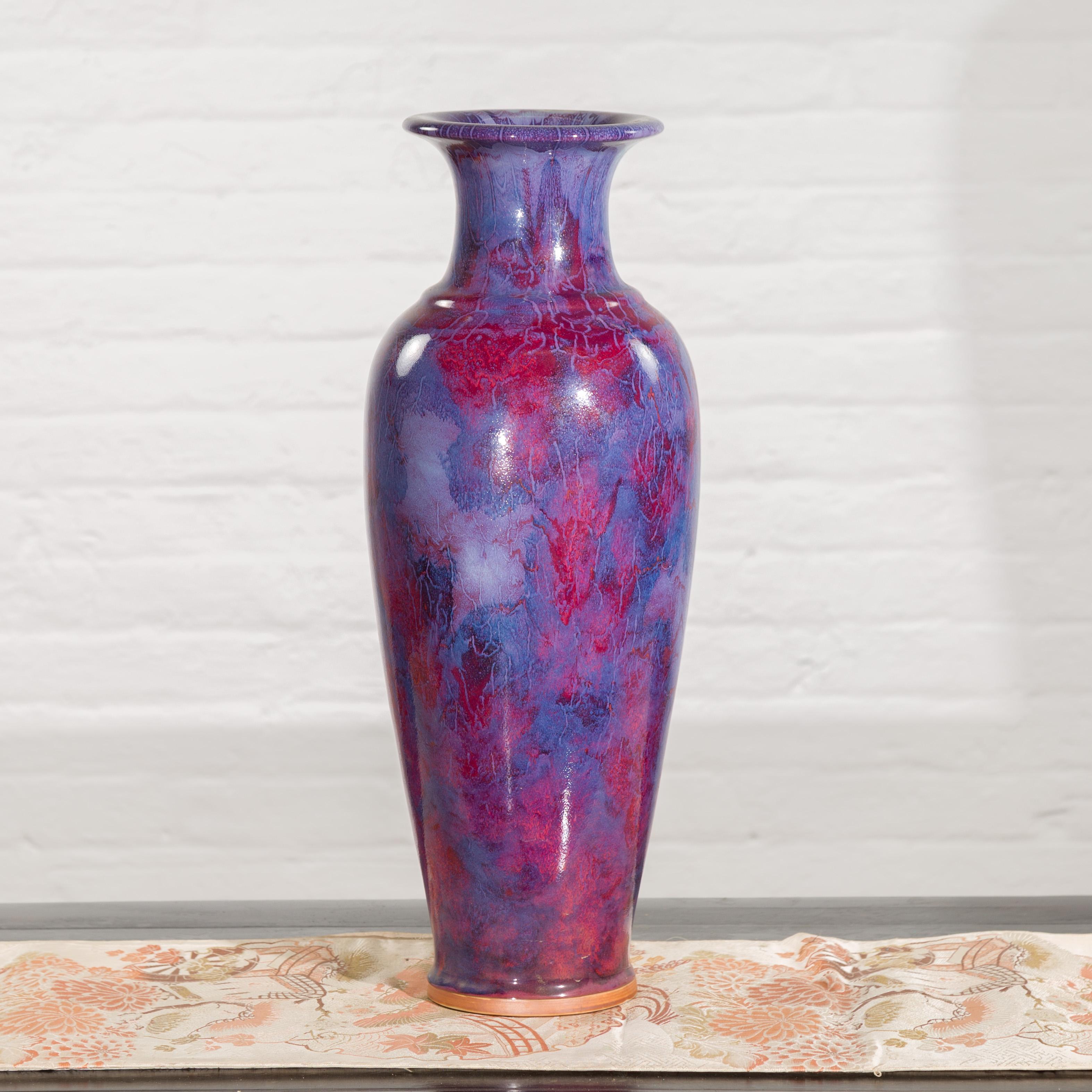 Eine zeitgenössische, handwerklich hergestellte thailändische Vase in den Farben Lila und Ochsenblut. Diese in Thailand hergestellte Vase zieht unsere Aufmerksamkeit mit ihrer mehrfarbigen Oberfläche auf sich, die violette und ochsenblutfarbene Töne