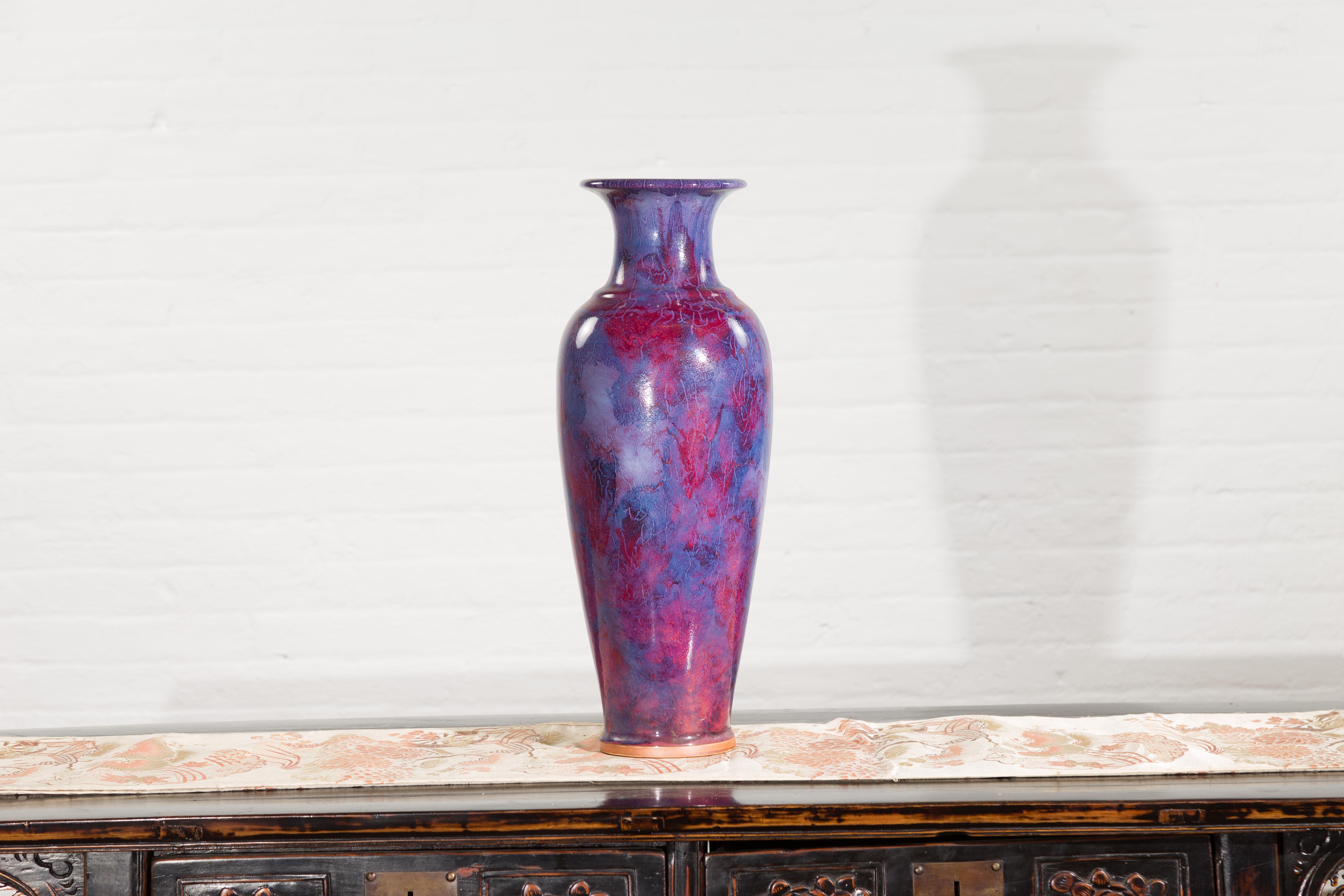 Zeitgenössische handgefertigte thailändische mehrfarbige lila und ochsenblutfarbene Vase im Zustand „Gut“ in Yonkers, NY
