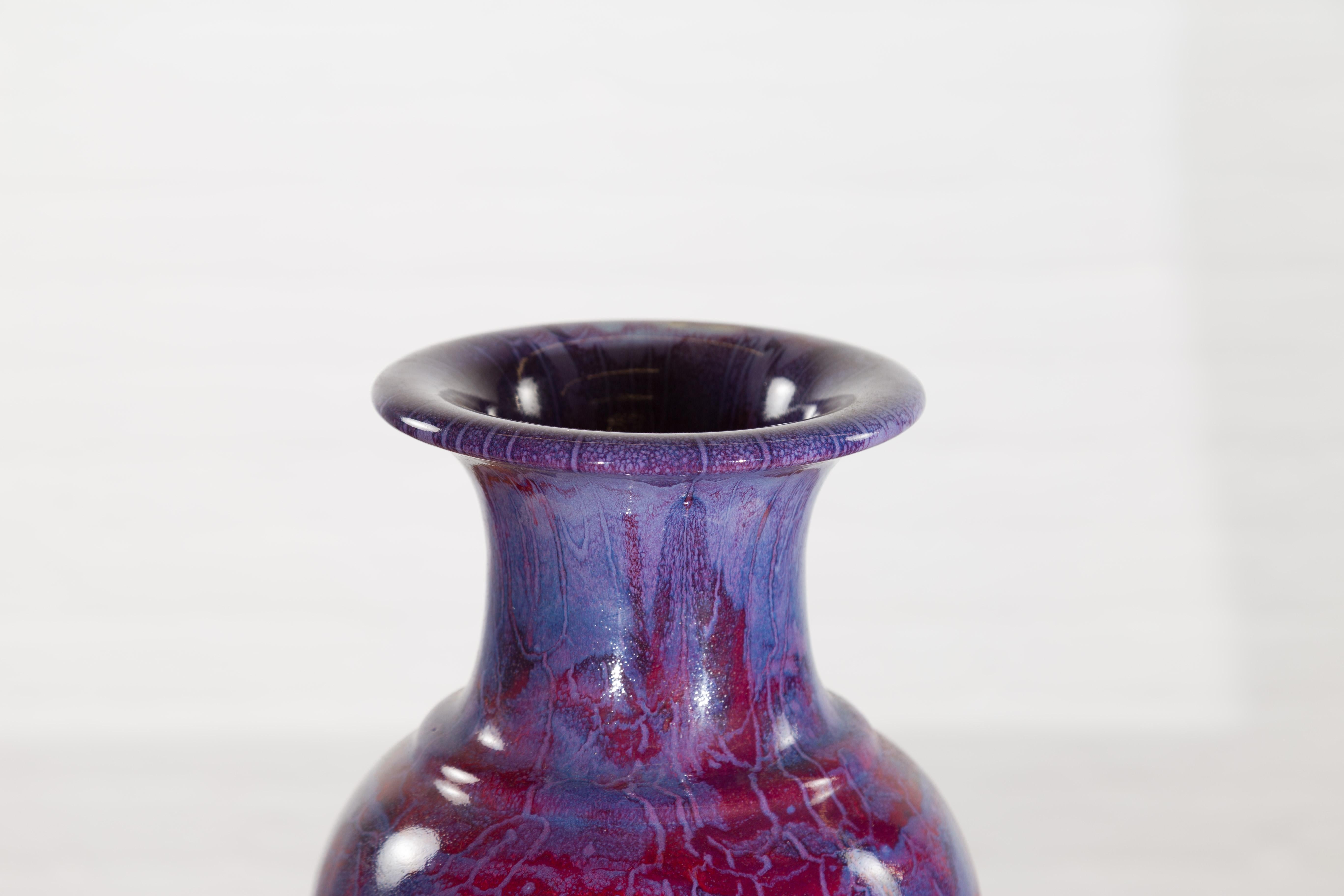 Zeitgenössische handgefertigte thailändische mehrfarbige lila und ochsenblutfarbene Vase (20. Jahrhundert)
