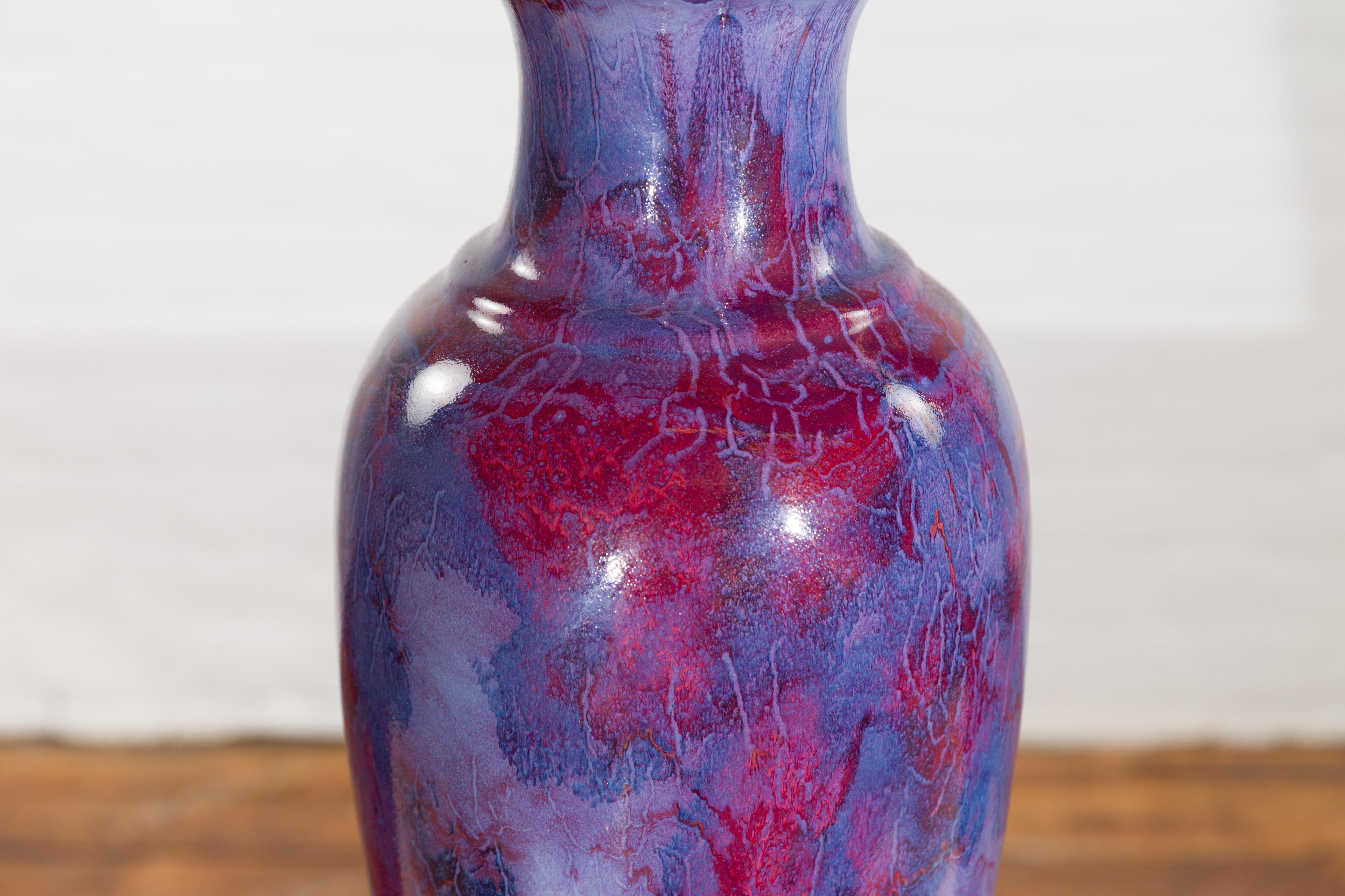 Zeitgenössische handgefertigte thailändische mehrfarbige lila und ochsenblutfarbene Vase (Keramik)