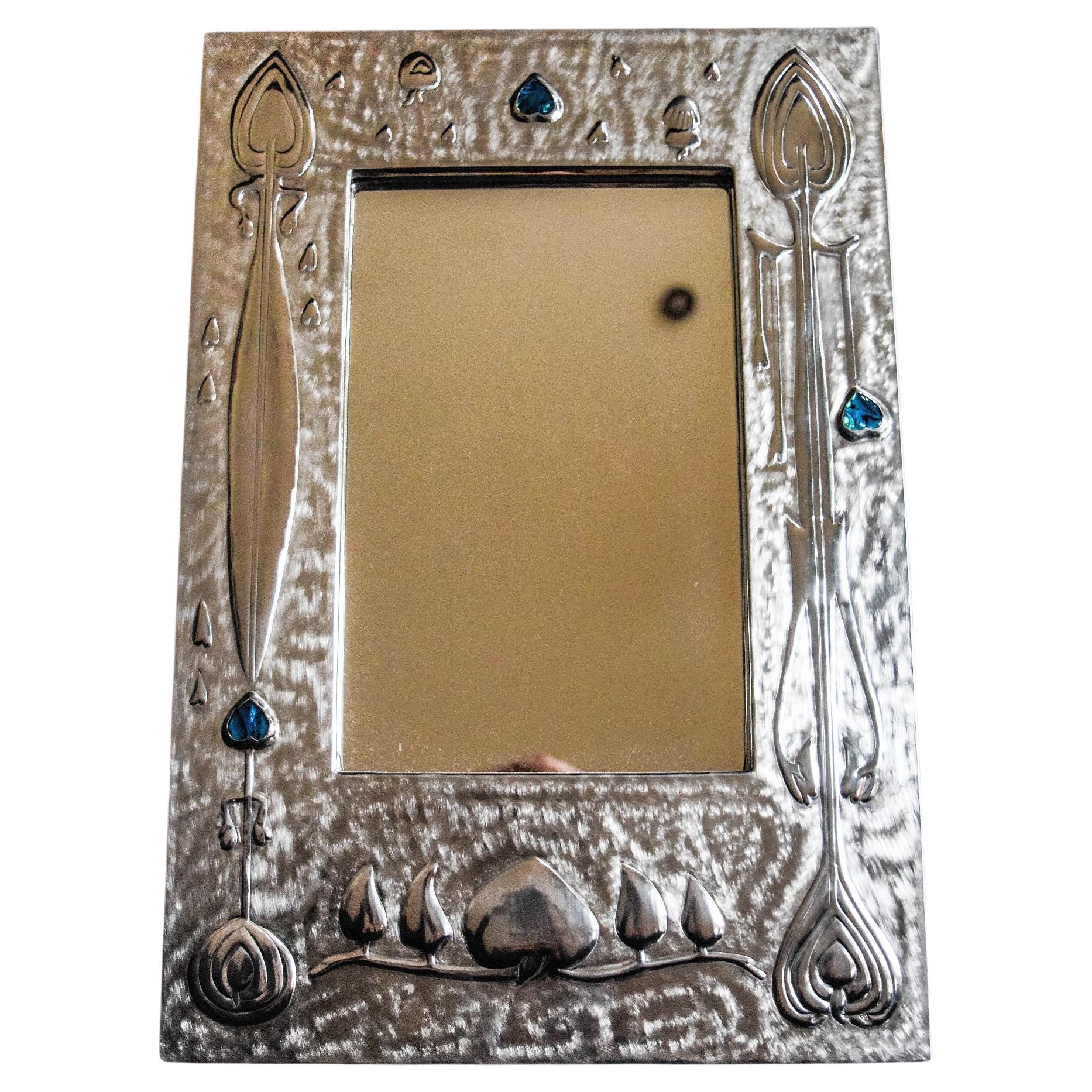 Miroir contemporain en étain de style Arts and Crafts avec cabuchons bleus