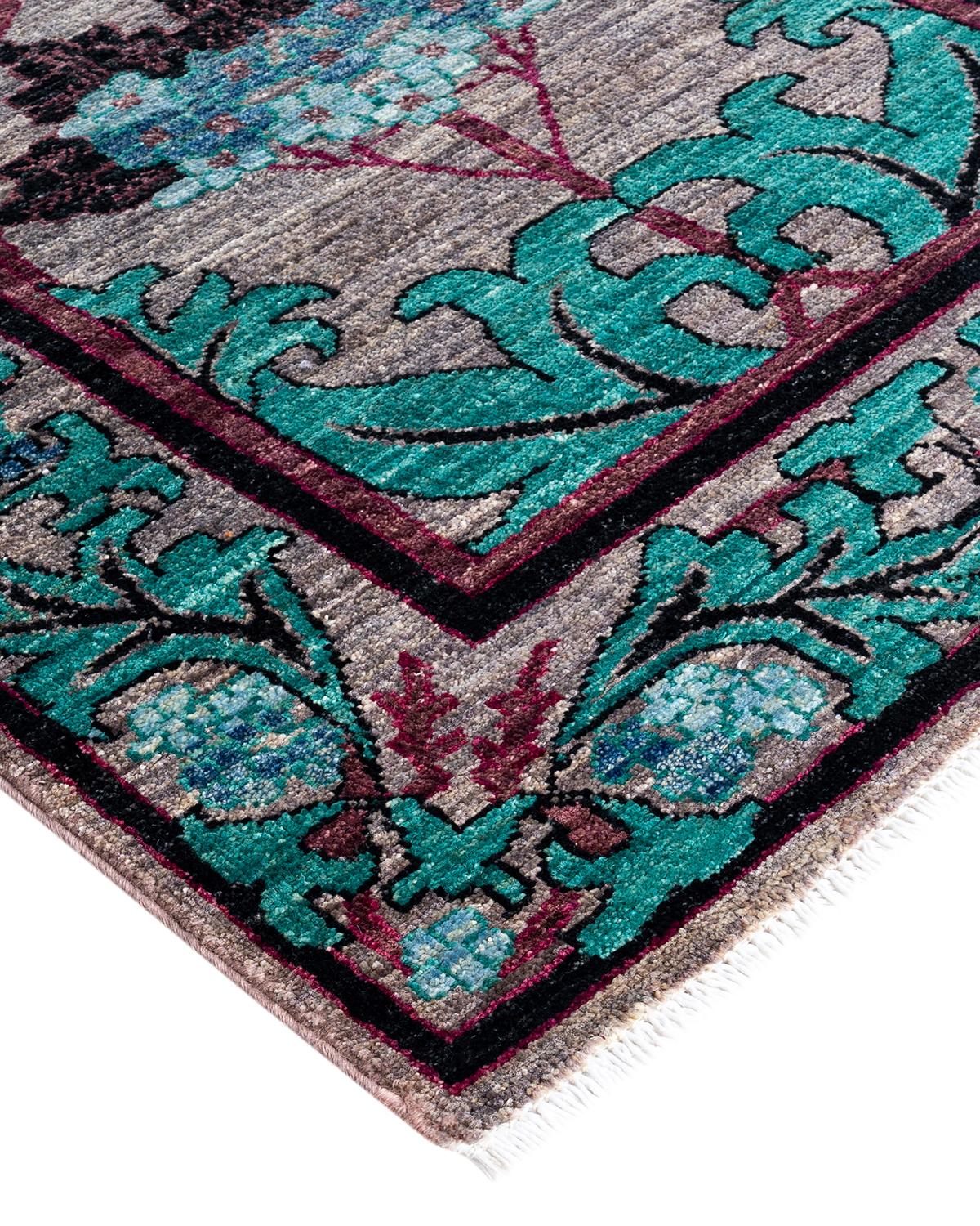 Frisch, temperamentvoll und vor allem luxuriös können die Teppiche der Modern Collection einen traditionellen Raum ebenso beleben wie einen zeitgenössischen Raum. Das opulente Muster dieses Teppichs ist von der reichen Tradition türkischer