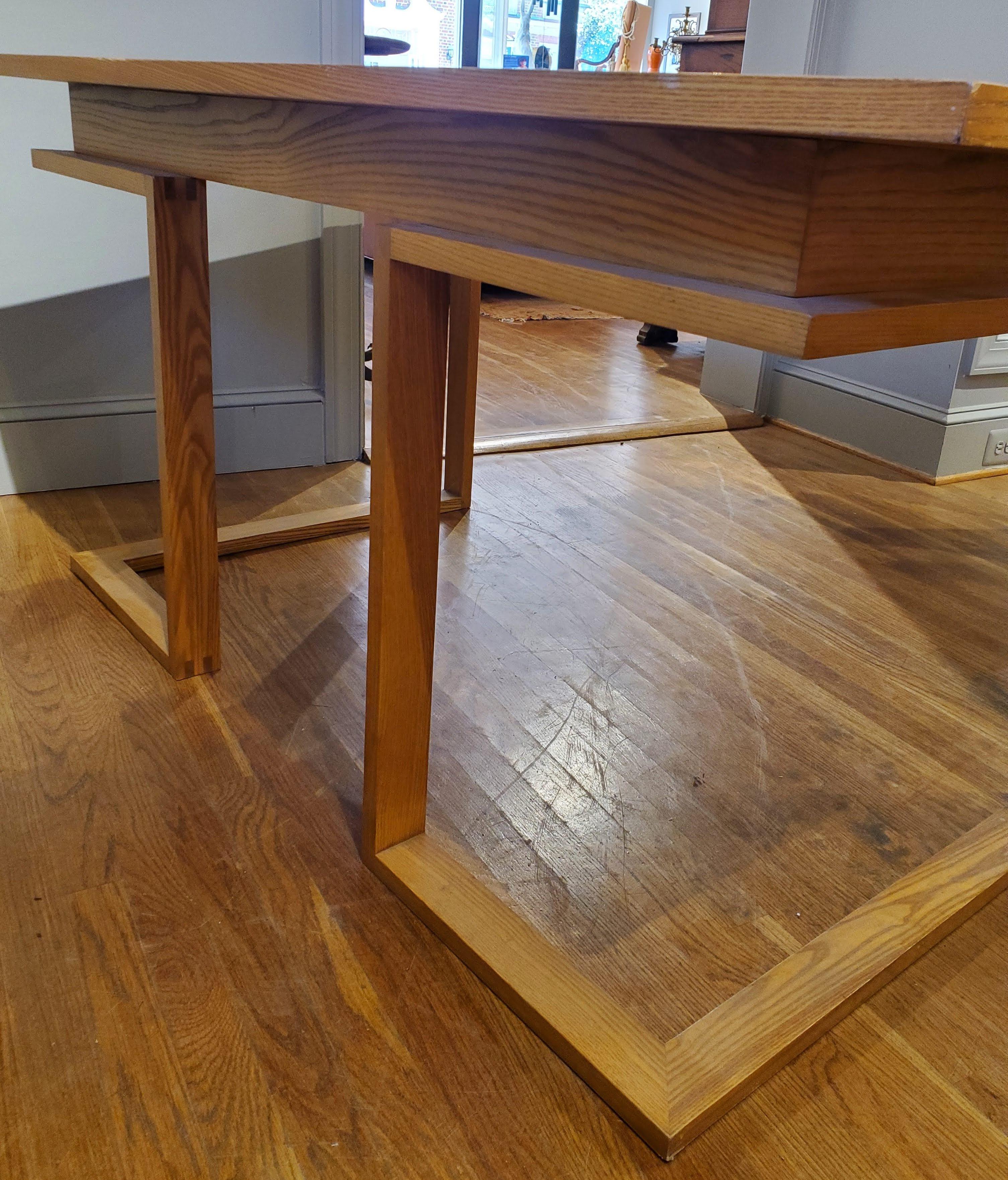 Bureau moderne en bois de frêne de couleur miel et faux cuir gris avec trois tiroirs en vente 3