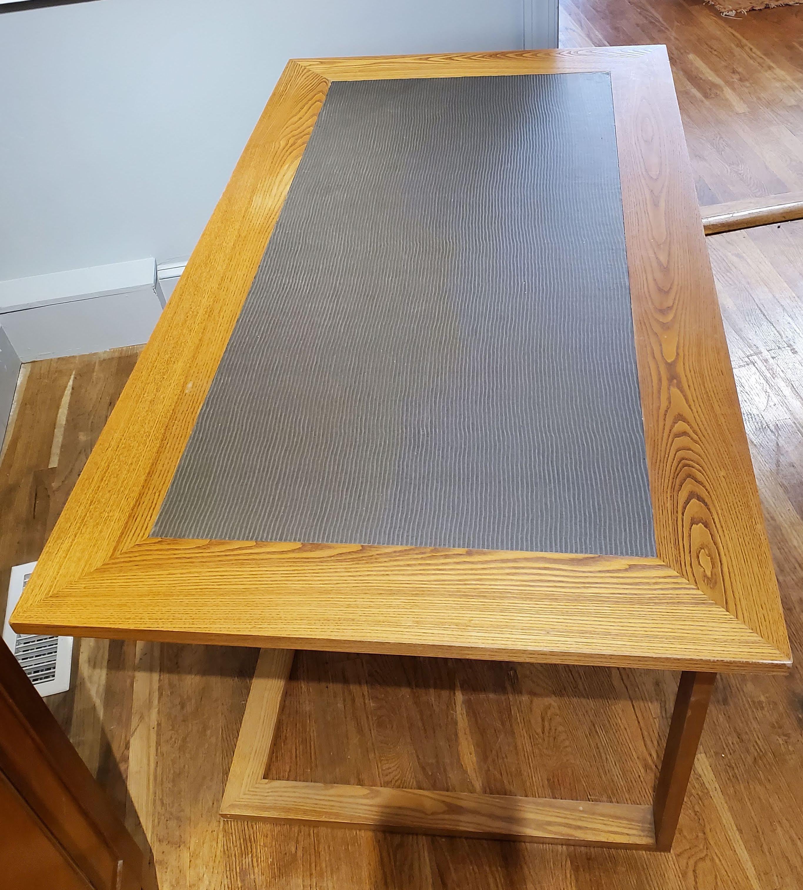 Moderner moderner Schreibtisch aus honigfarbenem Eschenholz und grauem Kunstleder mit drei Schubladen (amerikanisch) im Angebot