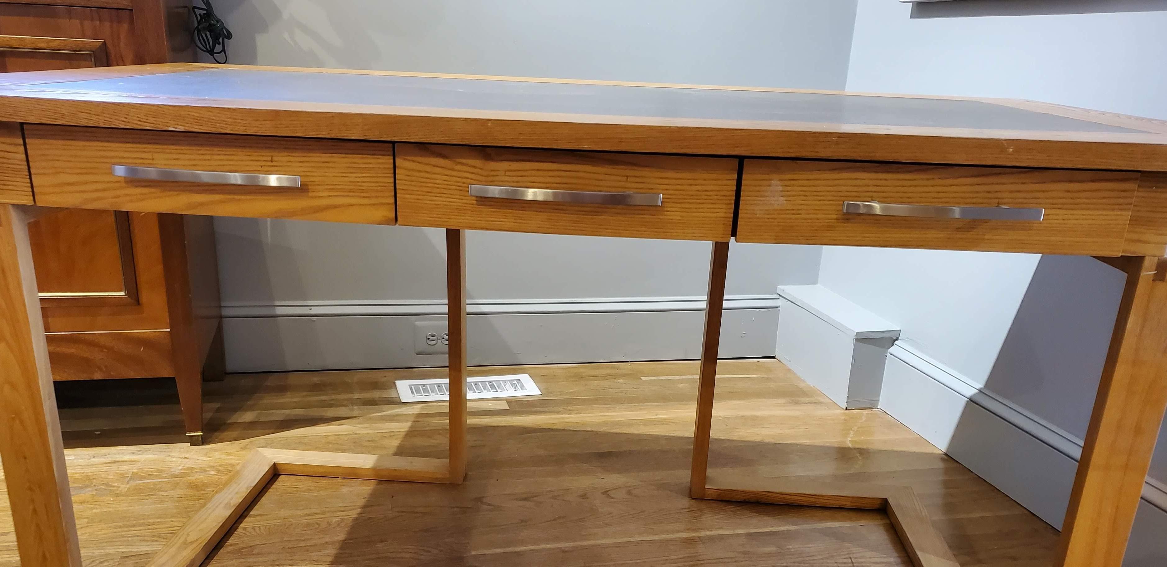 Moderner moderner Schreibtisch aus honigfarbenem Eschenholz und grauem Kunstleder mit drei Schubladen im Zustand „Gut“ im Angebot in Middleburg, VA