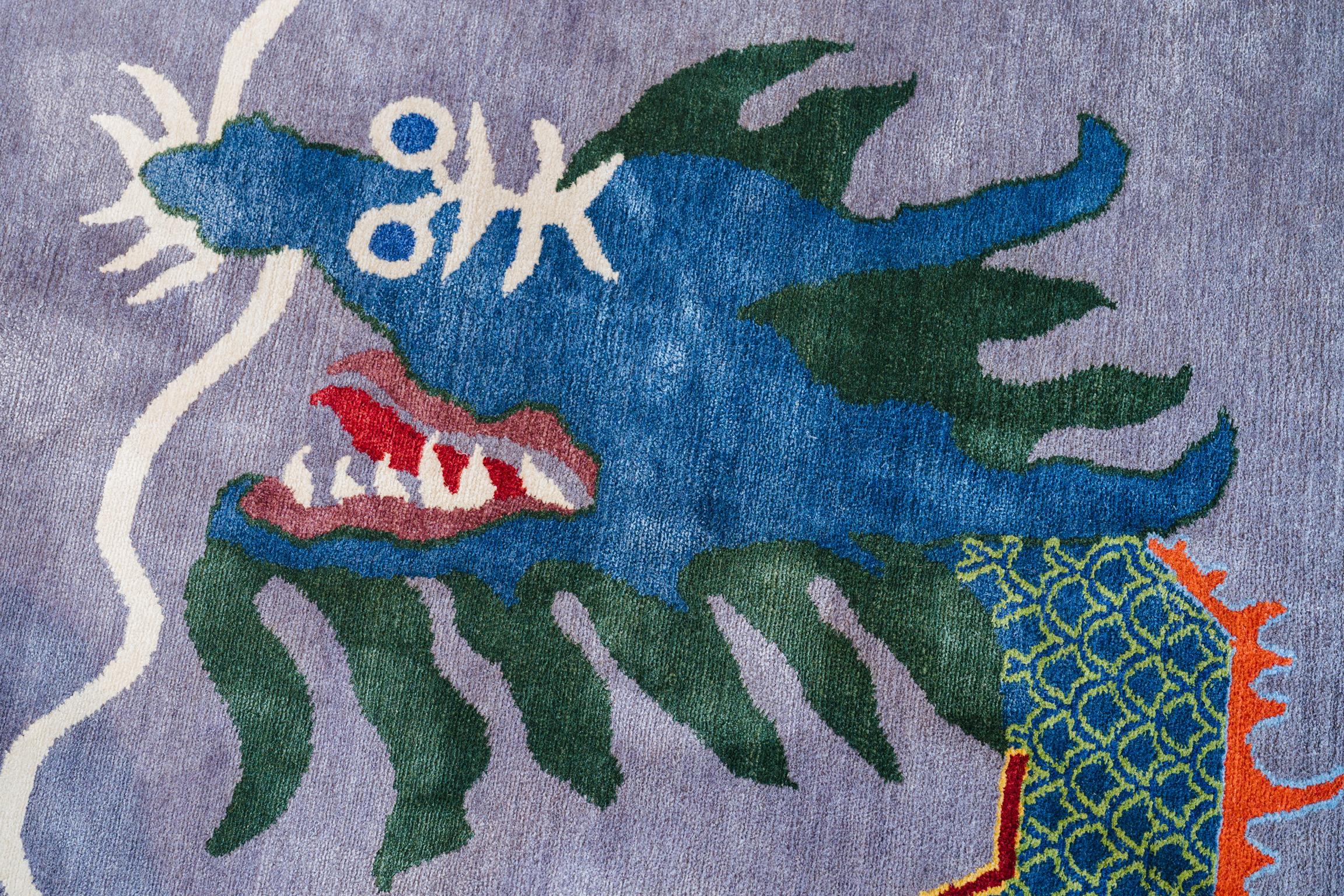 Alfombra asiática contemporánea de seda de colores Dragón púrpura de Joseph Carini Carpets Anudado a mano en venta