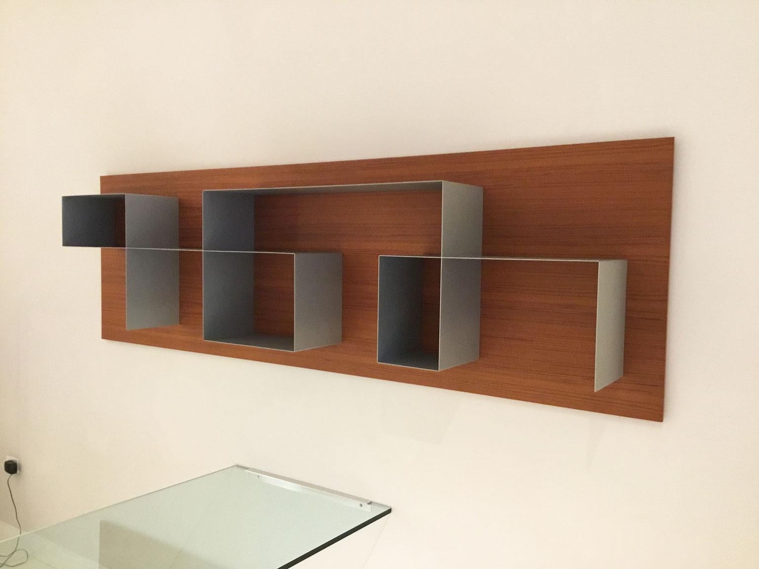 Bookcase unit to be horizontally or vertically positioned. Shelves in aluminium varnished folded sheet metal. Back panel in teak wood.

Designed by Giuseppe Vigano for Tisettanta 

Dimensions
27.5