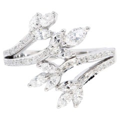 Anillo Contemporáneo de Diamantes Asimétricos en Racimo 18 Quilates de Oro Blanco