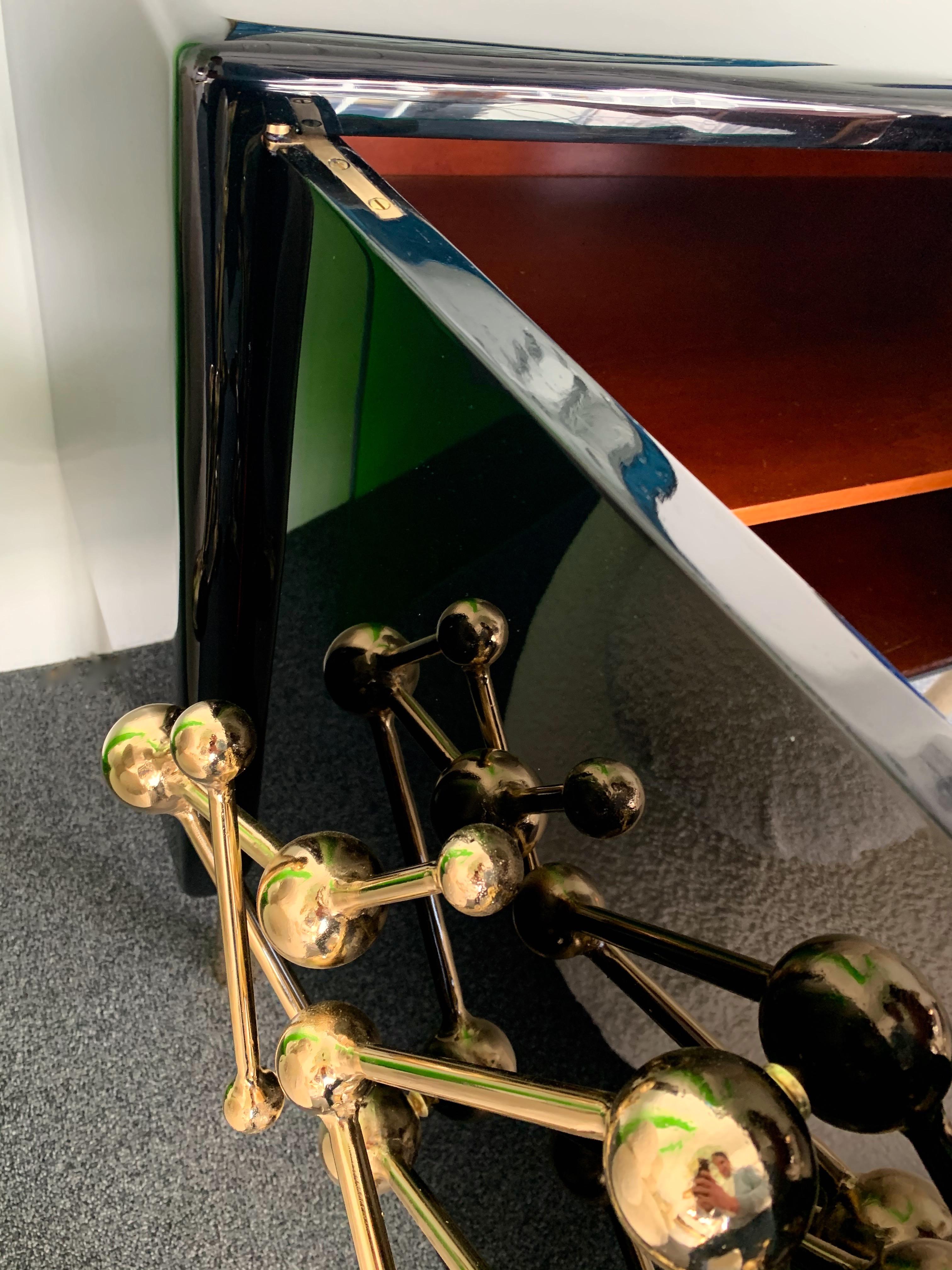 Meubles buffets contemporains Atomo laqués noir du designer italien Antonio Cagianelli , poignée sculpture et pieds en fer forgé doré en bain d'or 24 carats, dans un style laiton

Prix par cabinet.