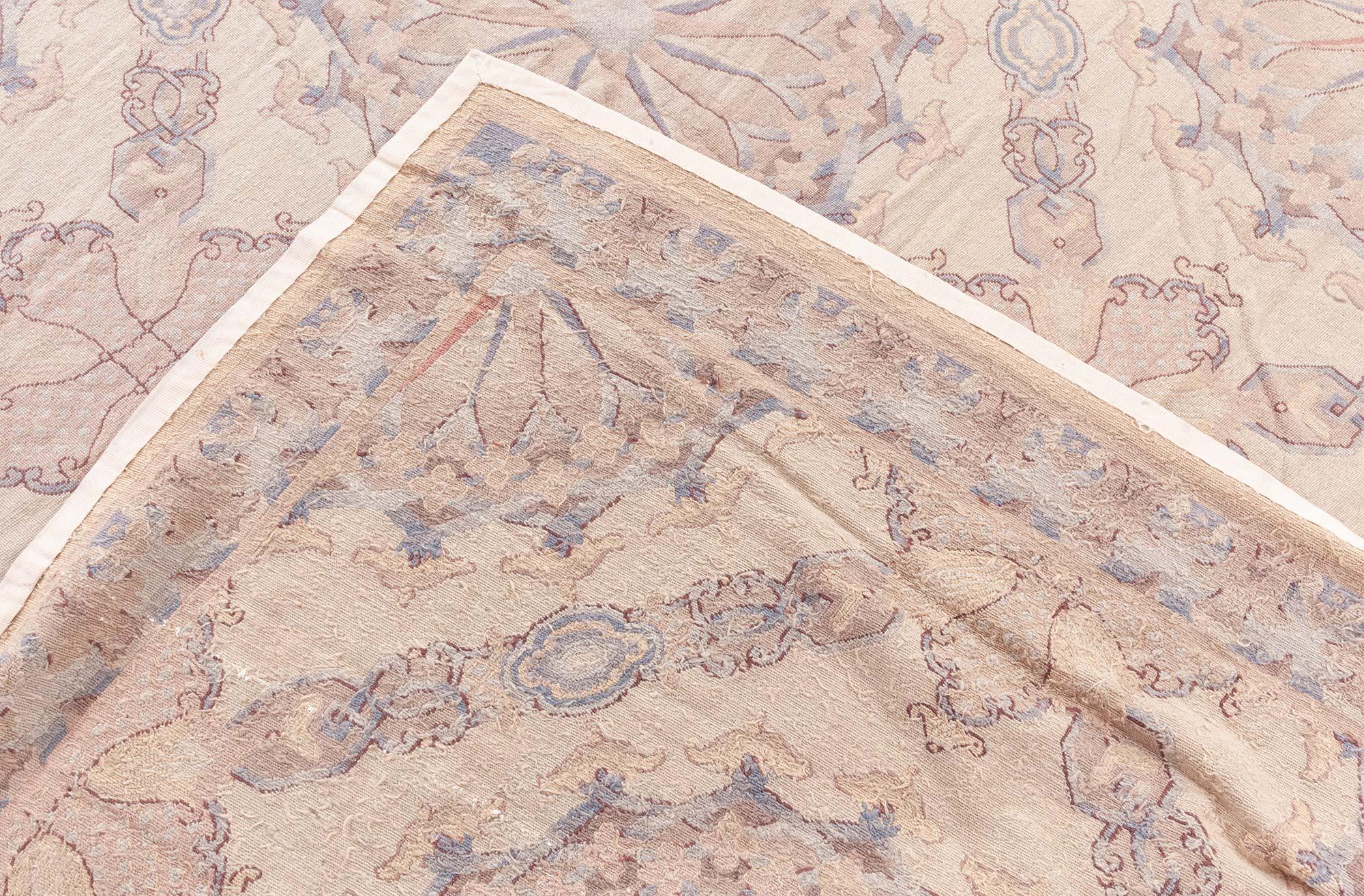 Contemporary Aubusson Design Beige und Blau Nadelarbeitsteppich von Doris Leslie Blau (Wolle) im Angebot