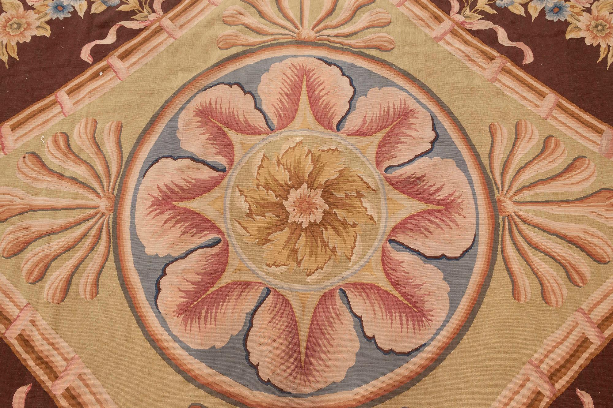 Handgefertigter Wollteppich im zeitgenössischen Aubusson-Design von Doris Leslie Blau.
Größe: 11,10