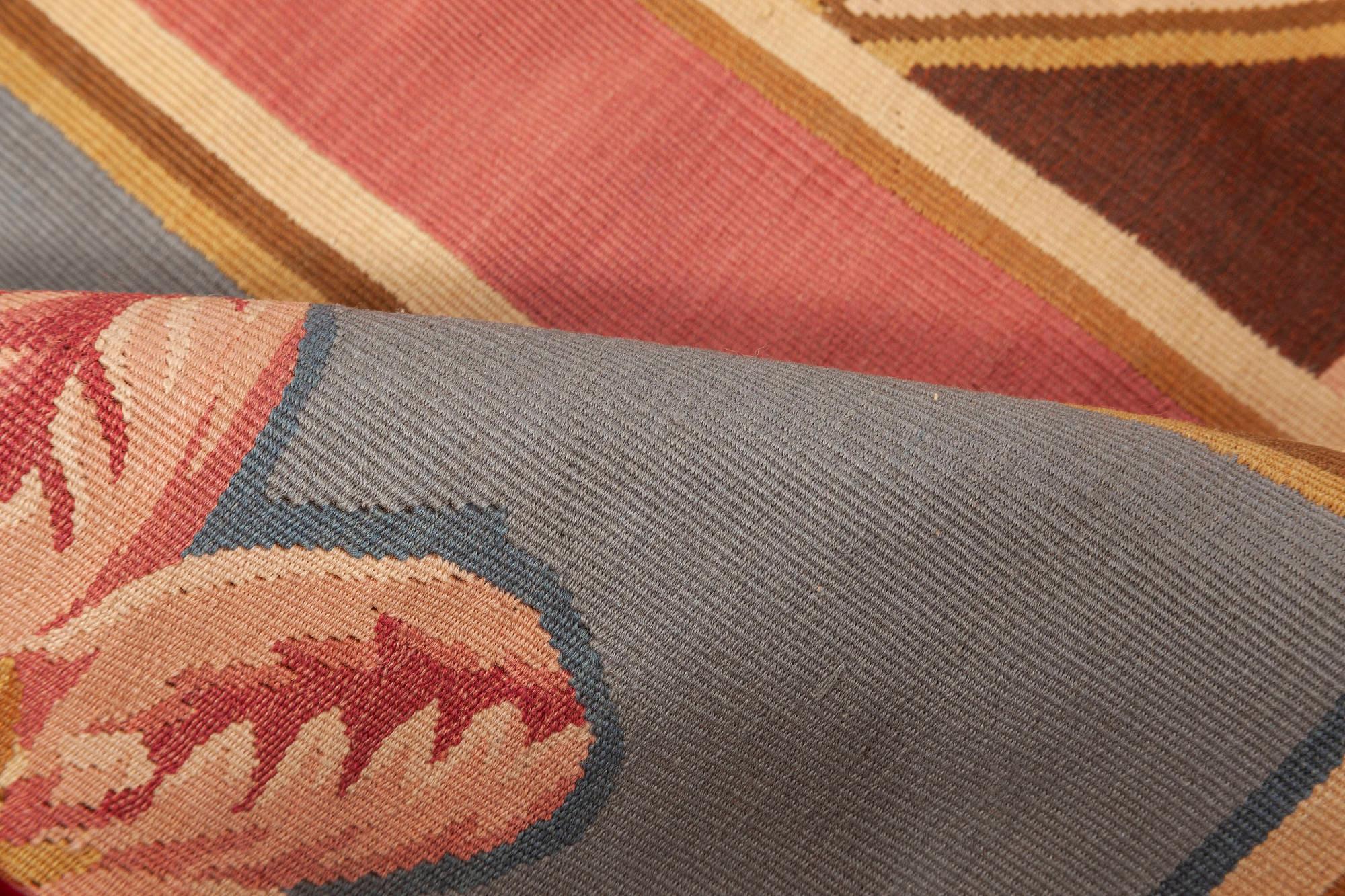 Tappeto contemporaneo dal design Aubusson in blu, marrone, verde e rosa di Doris Leslie Blau.
Dimensioni: 12'0