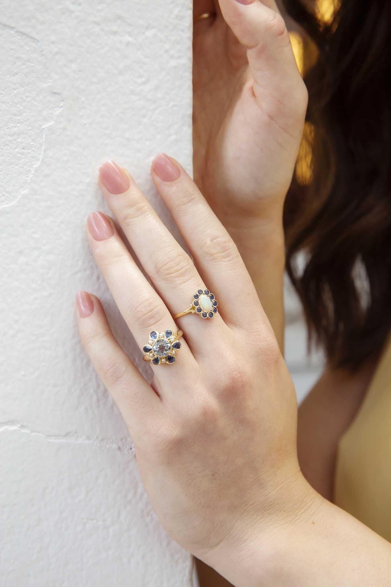 Contemporary Australian Opal & Saphir Ring 9 Karat Gelbgold Damen im Angebot