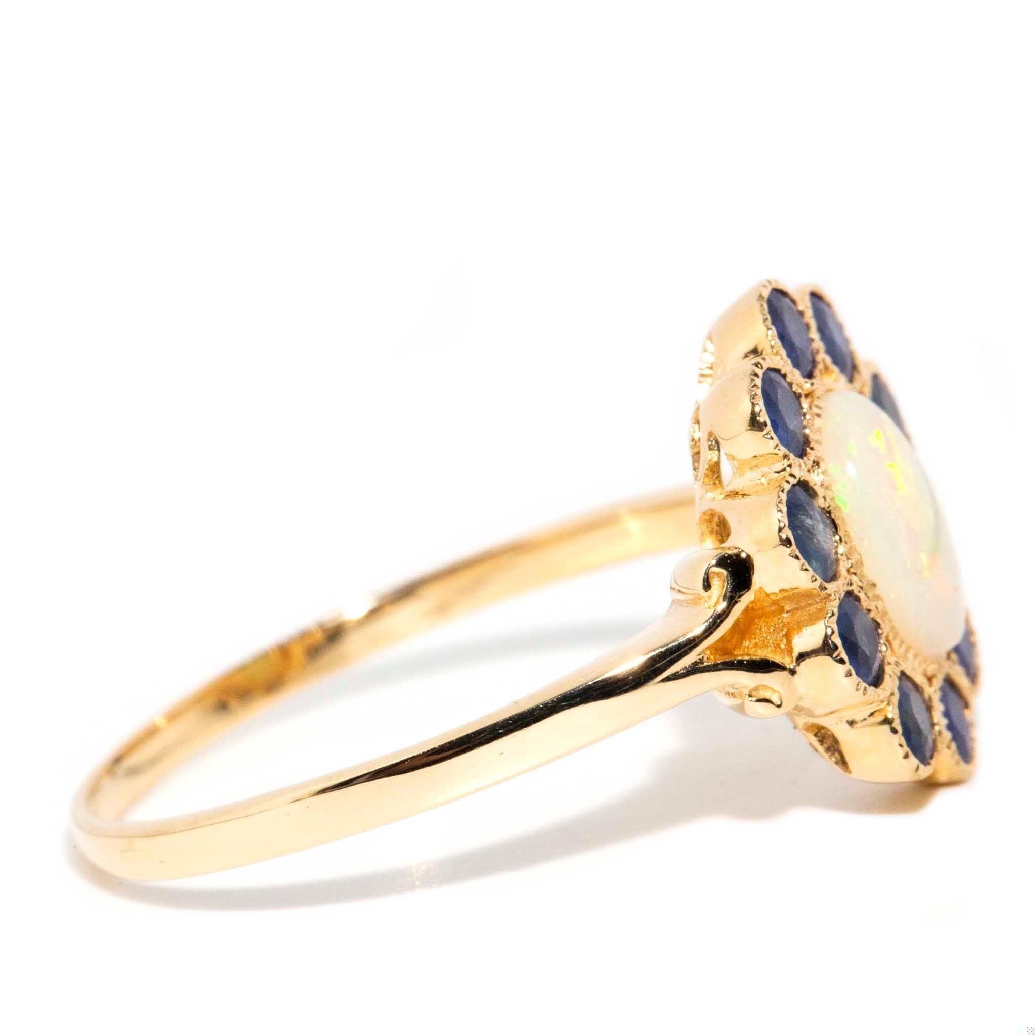 Contemporary Australian Opal & Saphir Ring 9 Karat Gelbgold im Angebot 1