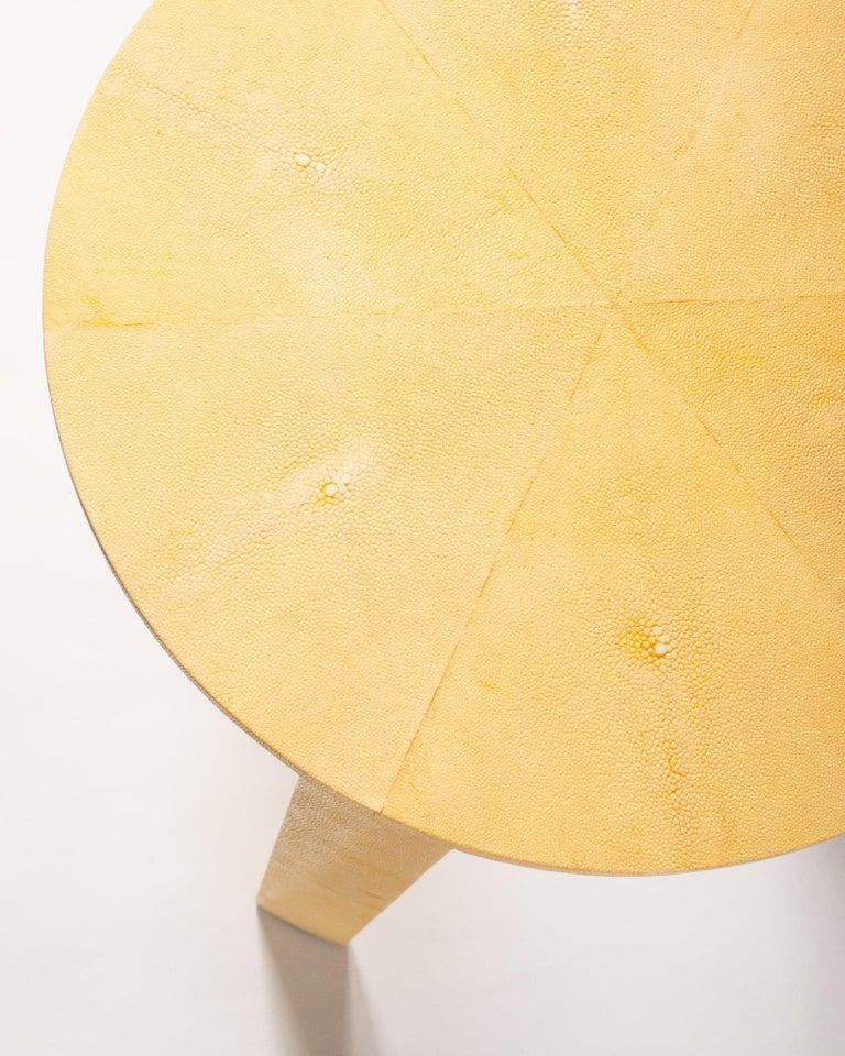 Contemporary Authentic Shagreen Runder Tisch in Kanariengelb (Philippinisch) im Angebot