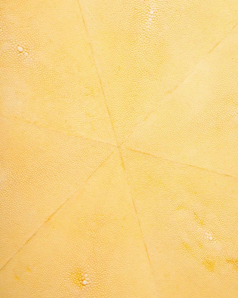 Contemporary Authentic Shagreen Runder Tisch in Kanariengelb im Zustand „Neu“ im Angebot in Toronto, ON