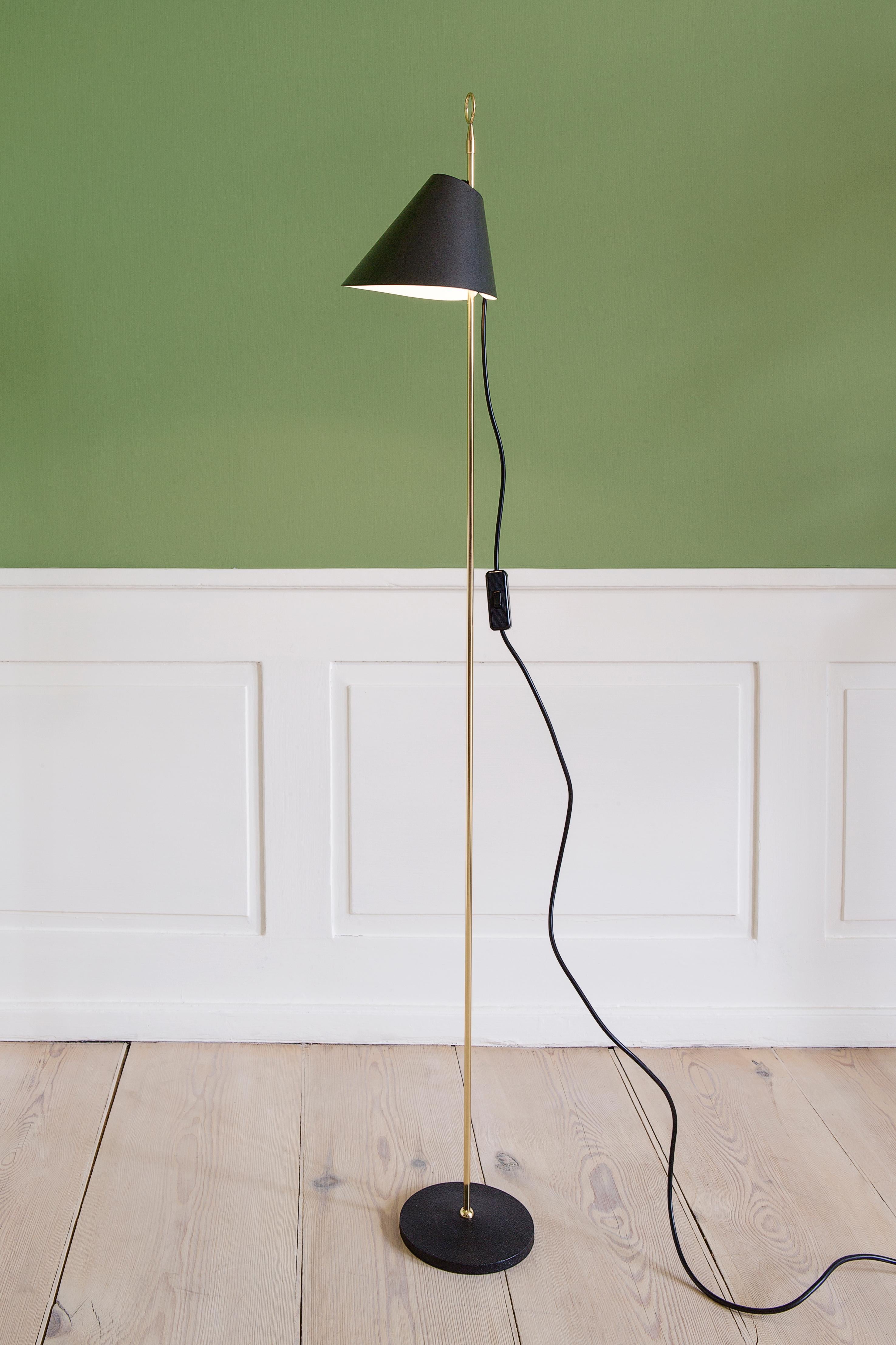 Azucena
Italy, contemporary

Monachella floor lamp. Stem in polished brass and base in black painted cast iron. Sliding reflector in metallic grey aluminium.

Designed by Luigi Caccia Dominioni in 1953 for Azucena. Contemporary re-edition made