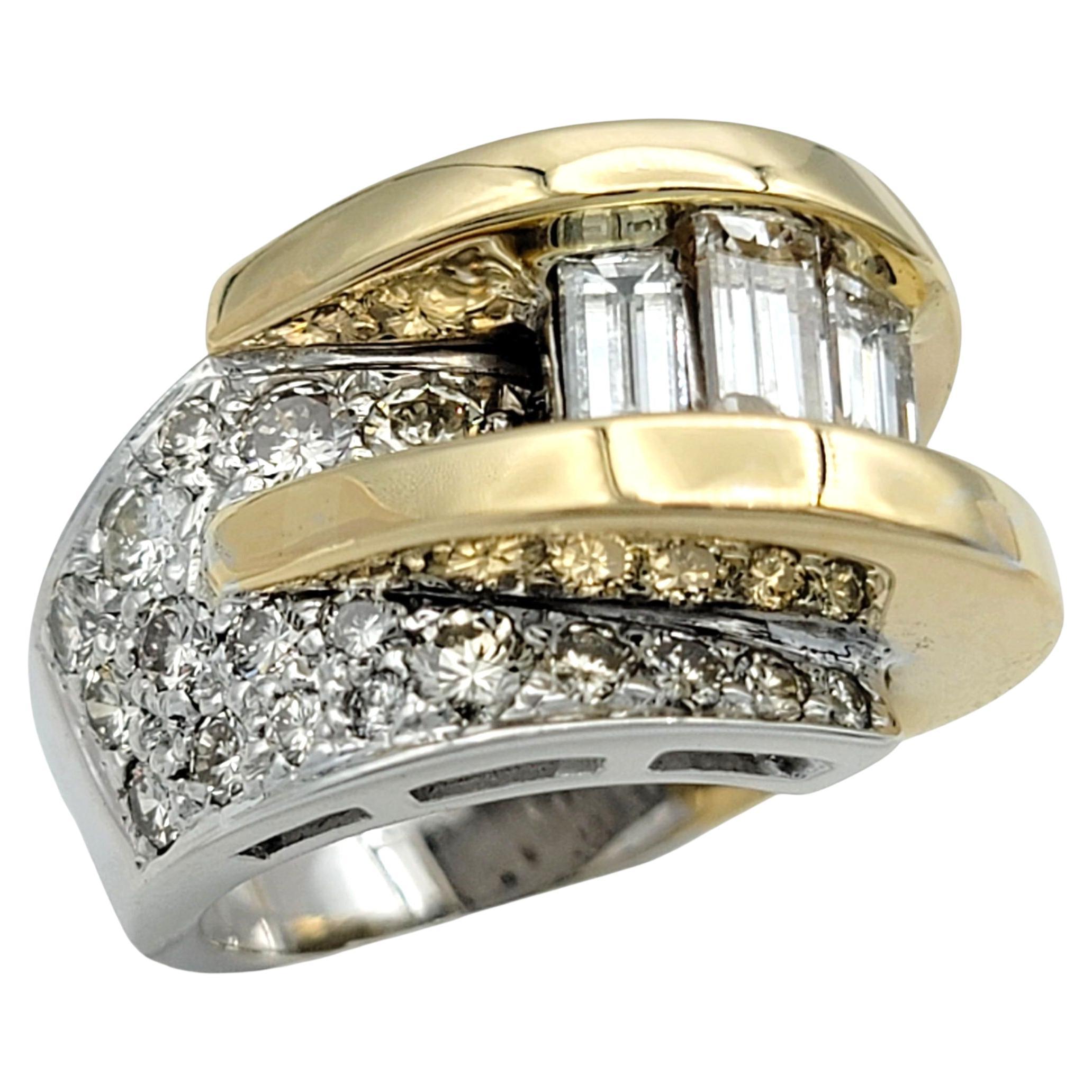 Zeitgenössischer Baguette- und runder Diamant-Statement-Ring aus zweifarbigem 14-karätigem Gold (Baguetteschliff) im Angebot