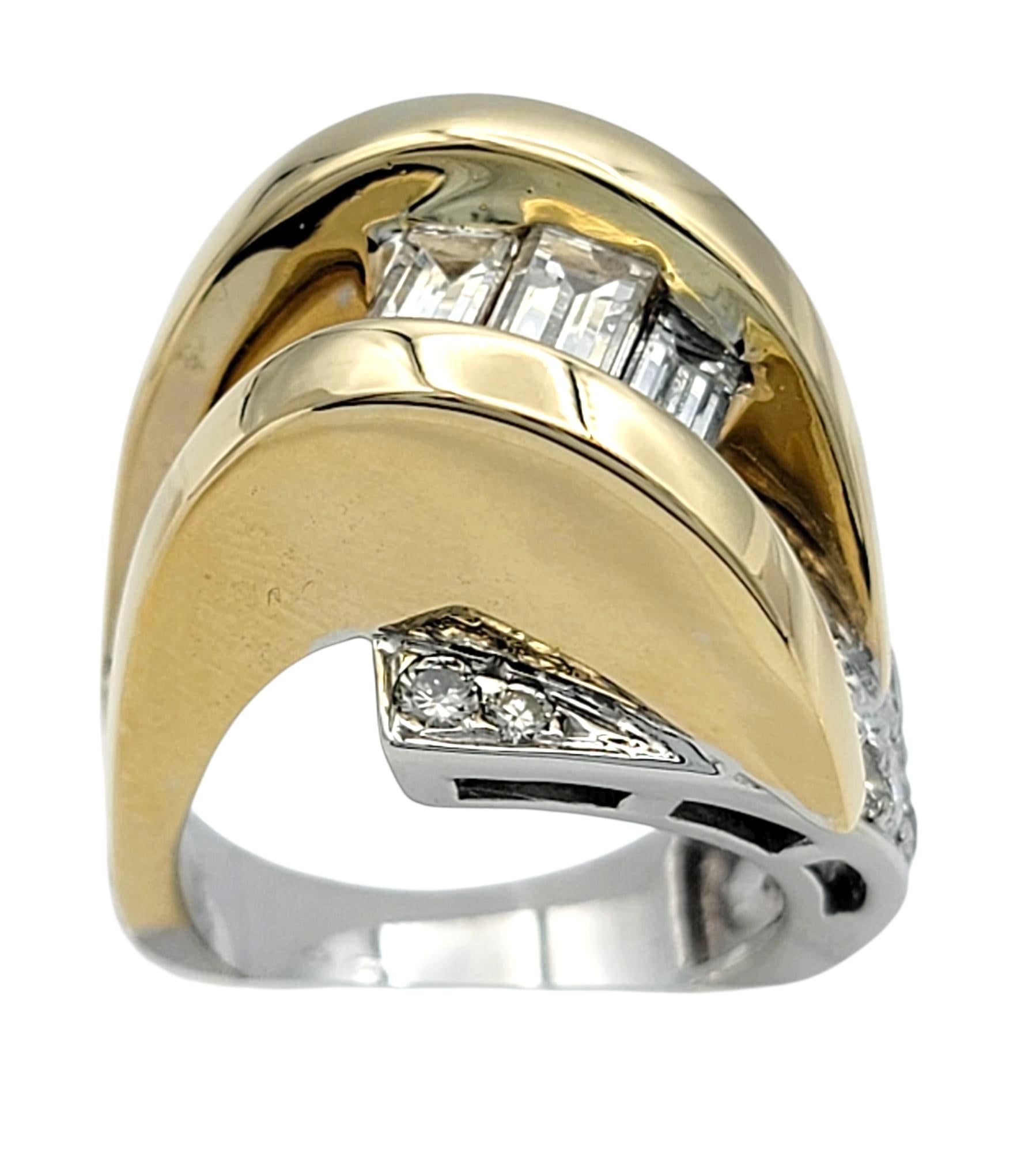 Zeitgenössischer Baguette- und runder Diamant-Statement-Ring aus zweifarbigem 14-karätigem Gold im Zustand „Gut“ im Angebot in Scottsdale, AZ