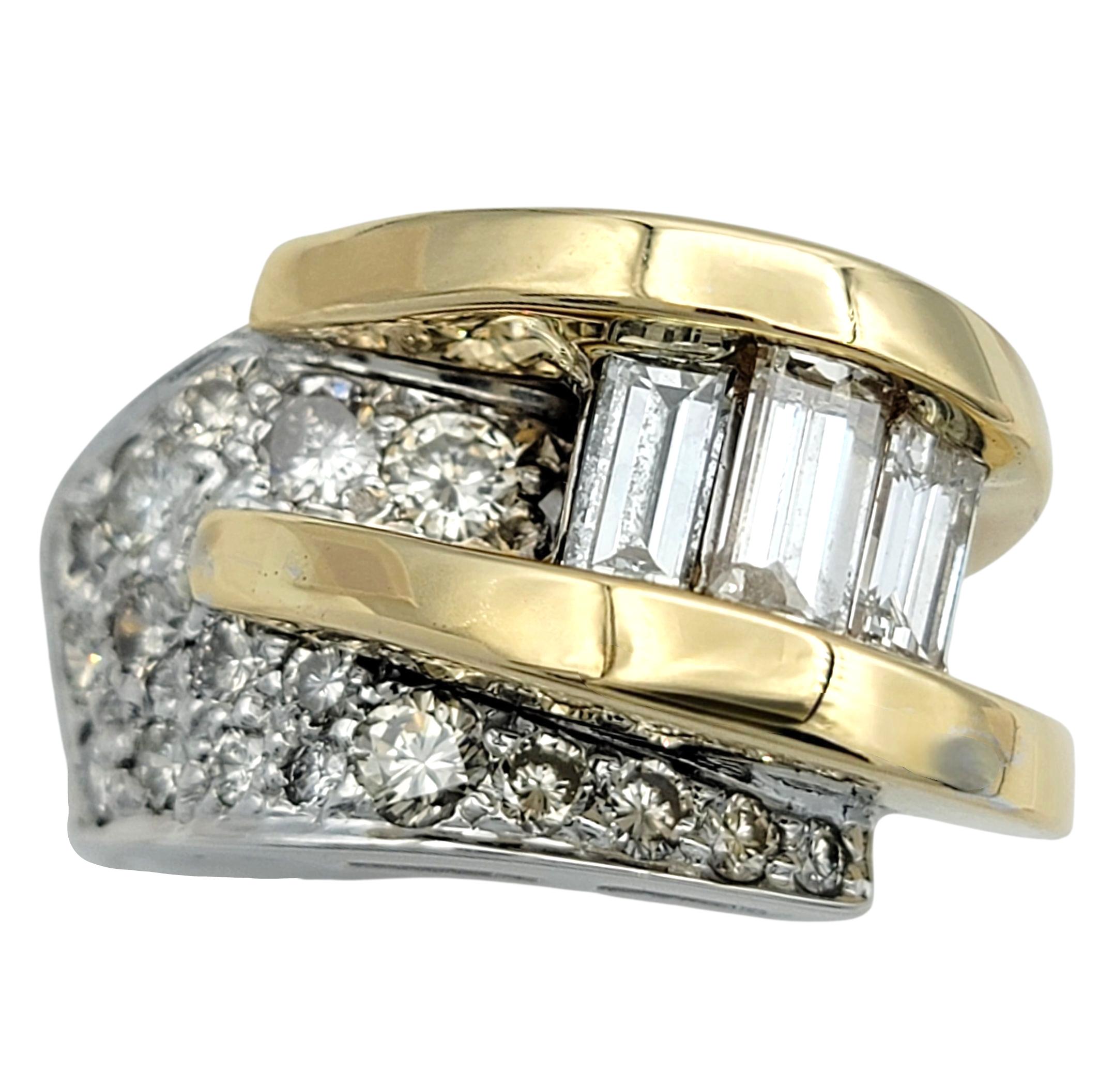 Zeitgenössischer Baguette- und runder Diamant-Statement-Ring aus zweifarbigem 14-karätigem Gold Damen im Angebot