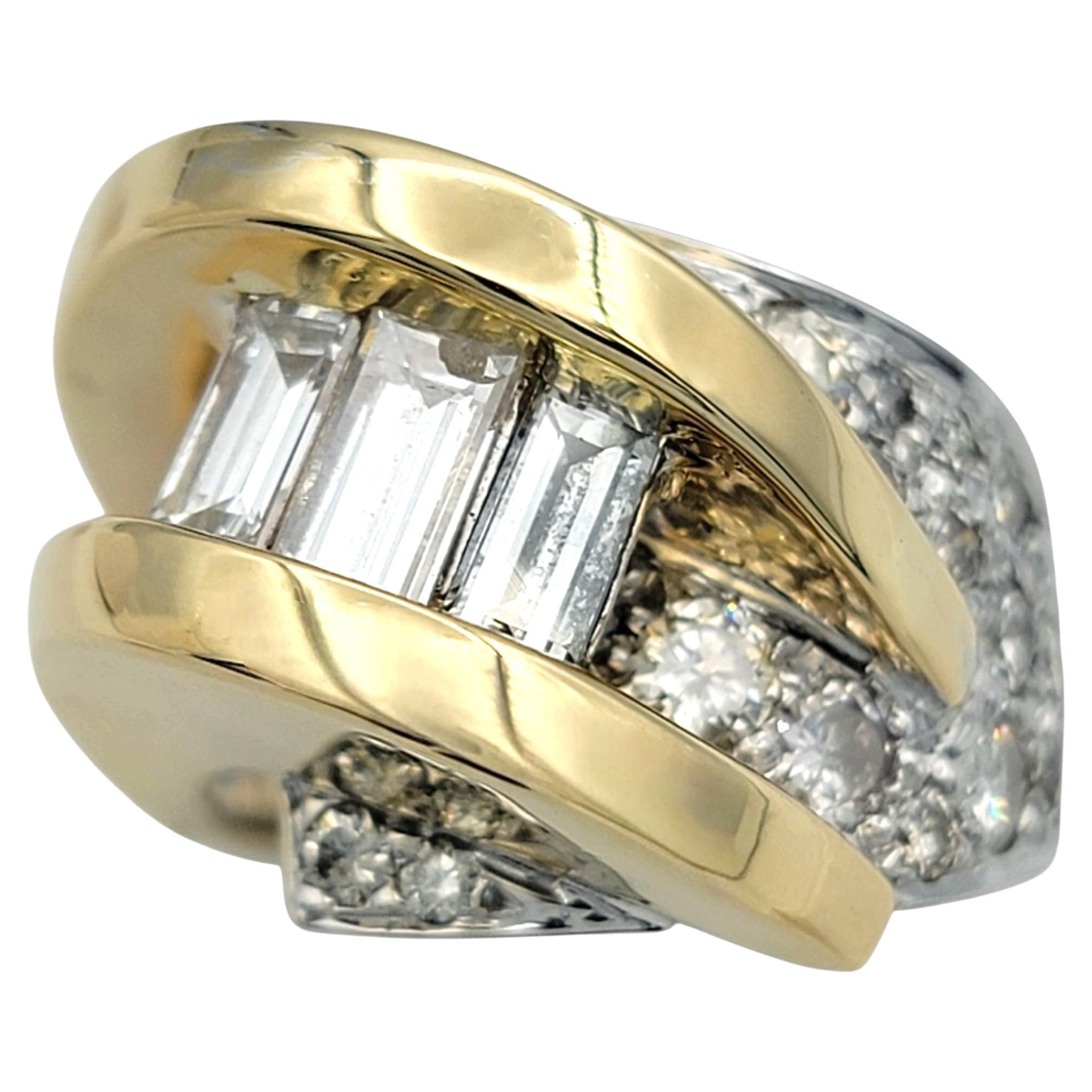 Anello contemporaneo con diamanti tondi e baguette in oro bicolore 14 carati