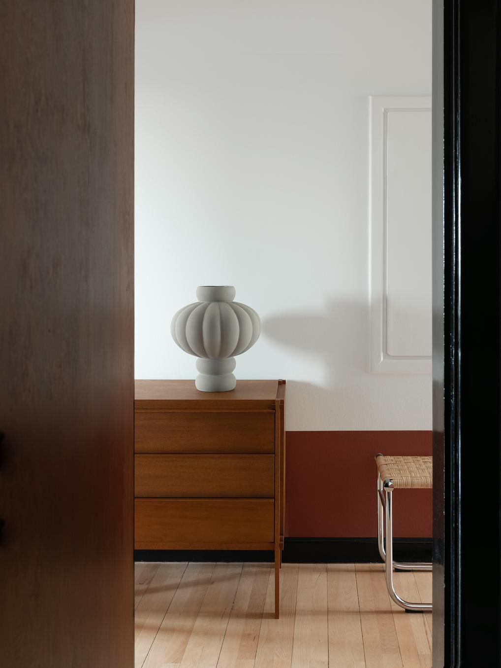 XXI secolo e contemporaneo Vaso contemporaneo 'Balloon Vase 04' di Louise Roe, grigio in vendita
