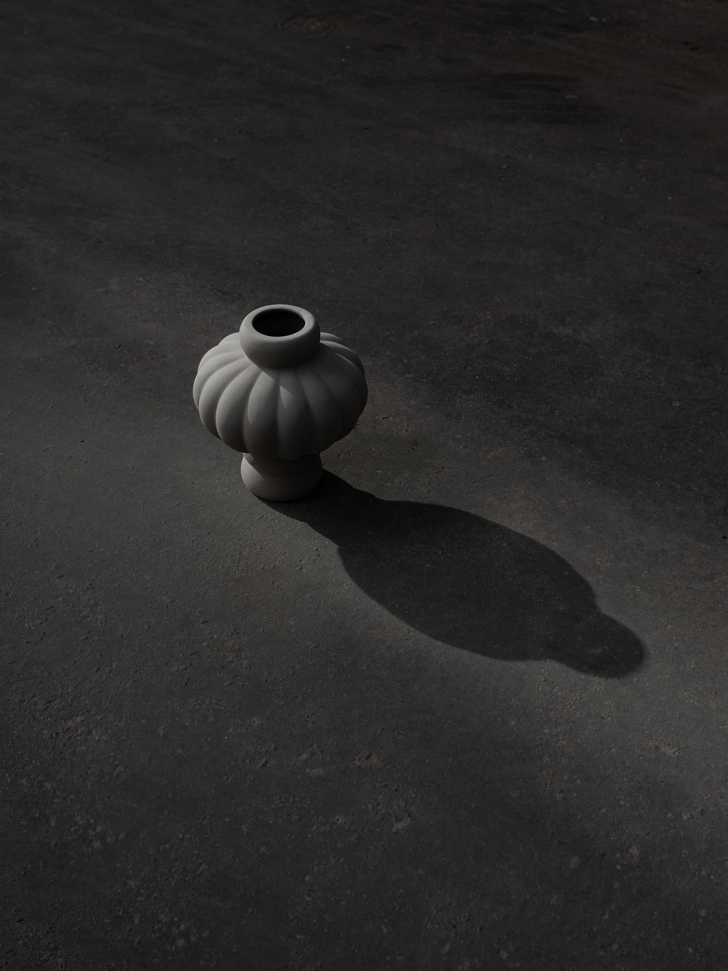 Vaso contemporaneo 'Balloon Vase 04' di Louise Roe, Ocker sabbiato in vendita 3