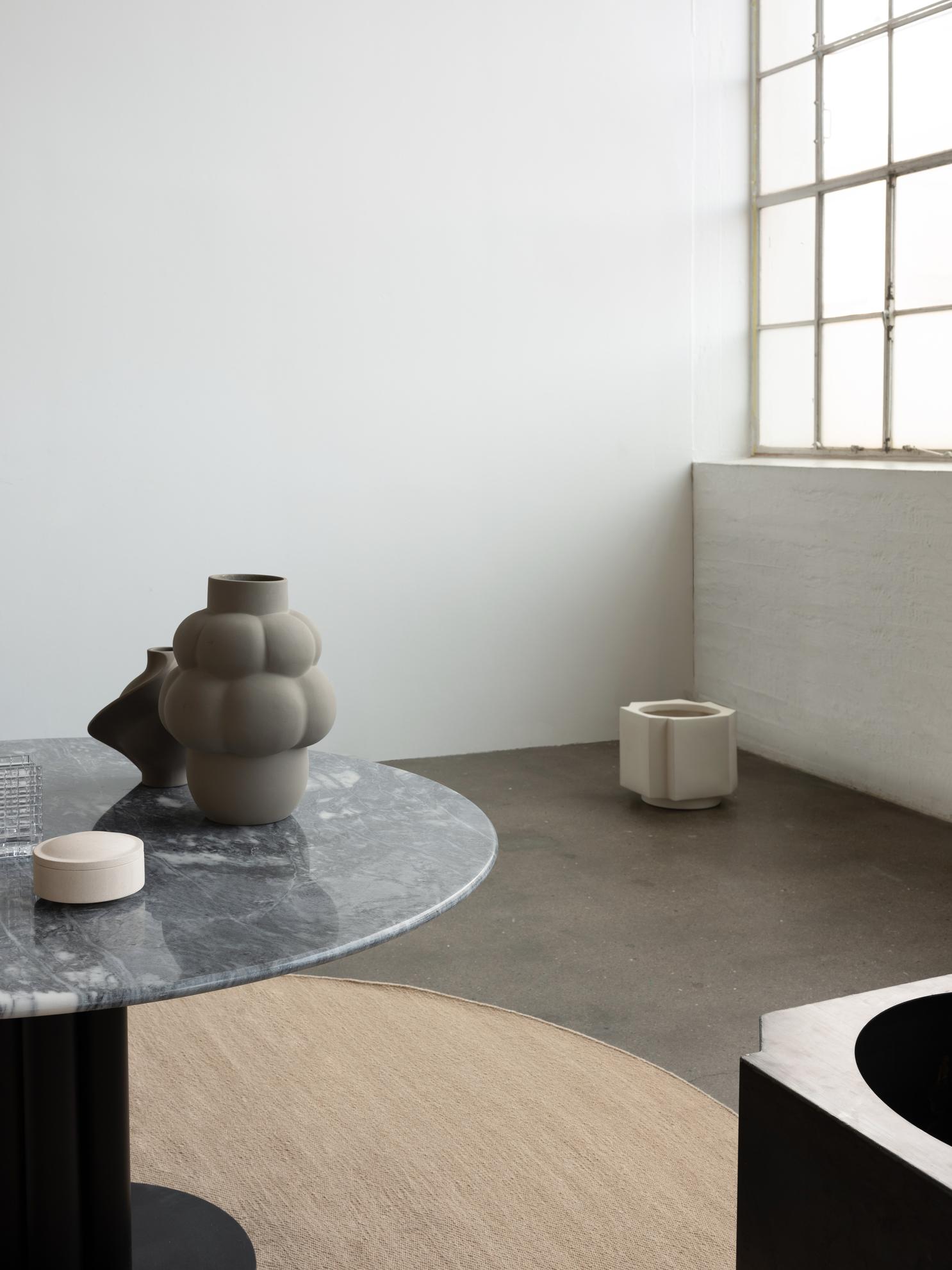 Vaso contemporaneo 'Balloon Vase 04' di Louise Roe, Ocker sabbiato in vendita 7