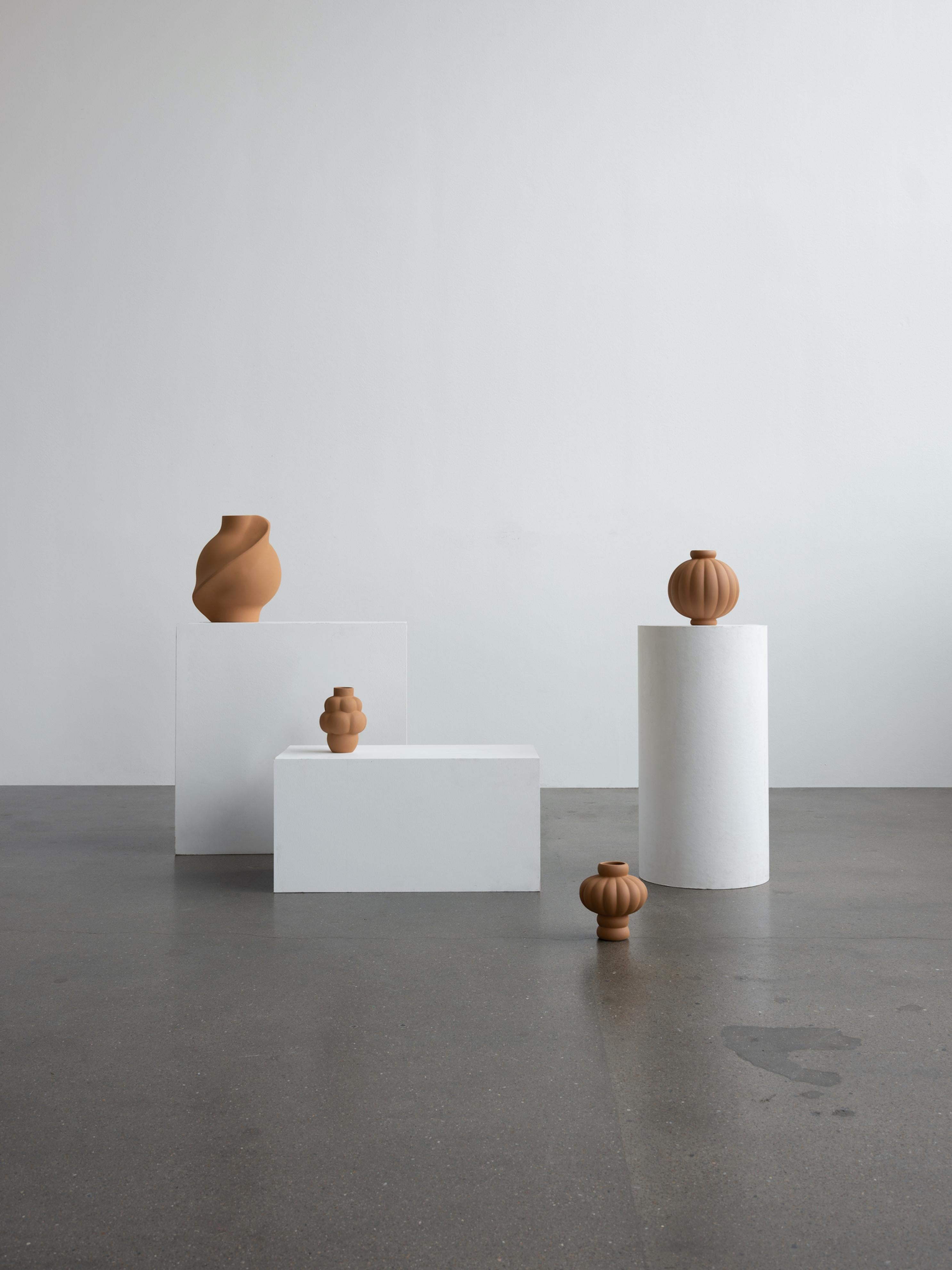 Danese Vaso contemporaneo 'Balloon Vase 04 Grande Sanded Ocker' di Louise Roe in vendita