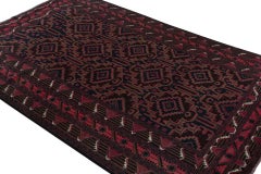 Alfombra Baluch contemporánea de Rug & Kilim con motivos rojos y azules