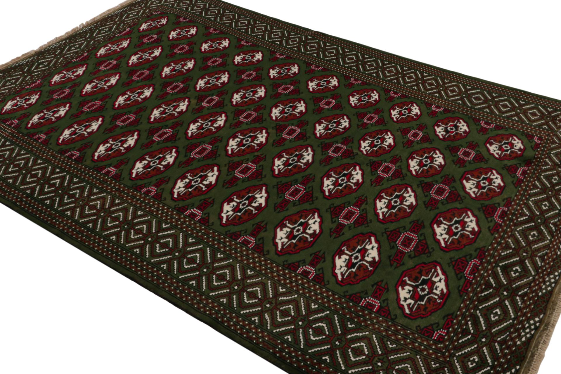 Noué à la main en laine, ce tapis Baluch 7x9 représente une nouvelle ligne de tapis tribaux dans la Collection Modern Classics de Rug & Kilim. Chaque pièce  représente le travail des femmes tisseuses en Afghanistan, préservant la riche tradition de