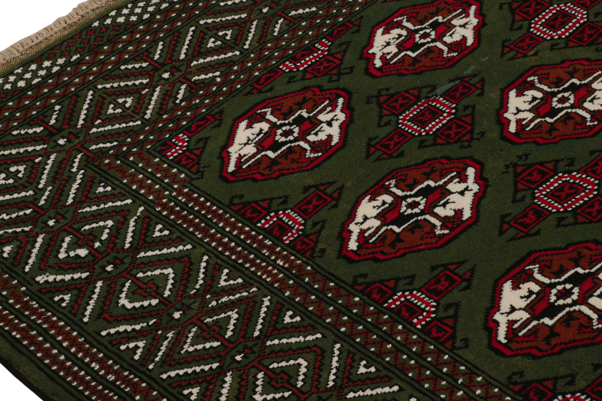 Noué à la main Rug & Kilim's Contemporary Baluch rug in Red and Green Patterns (tapis contemporain de Baluch en rouge et vert) en vente