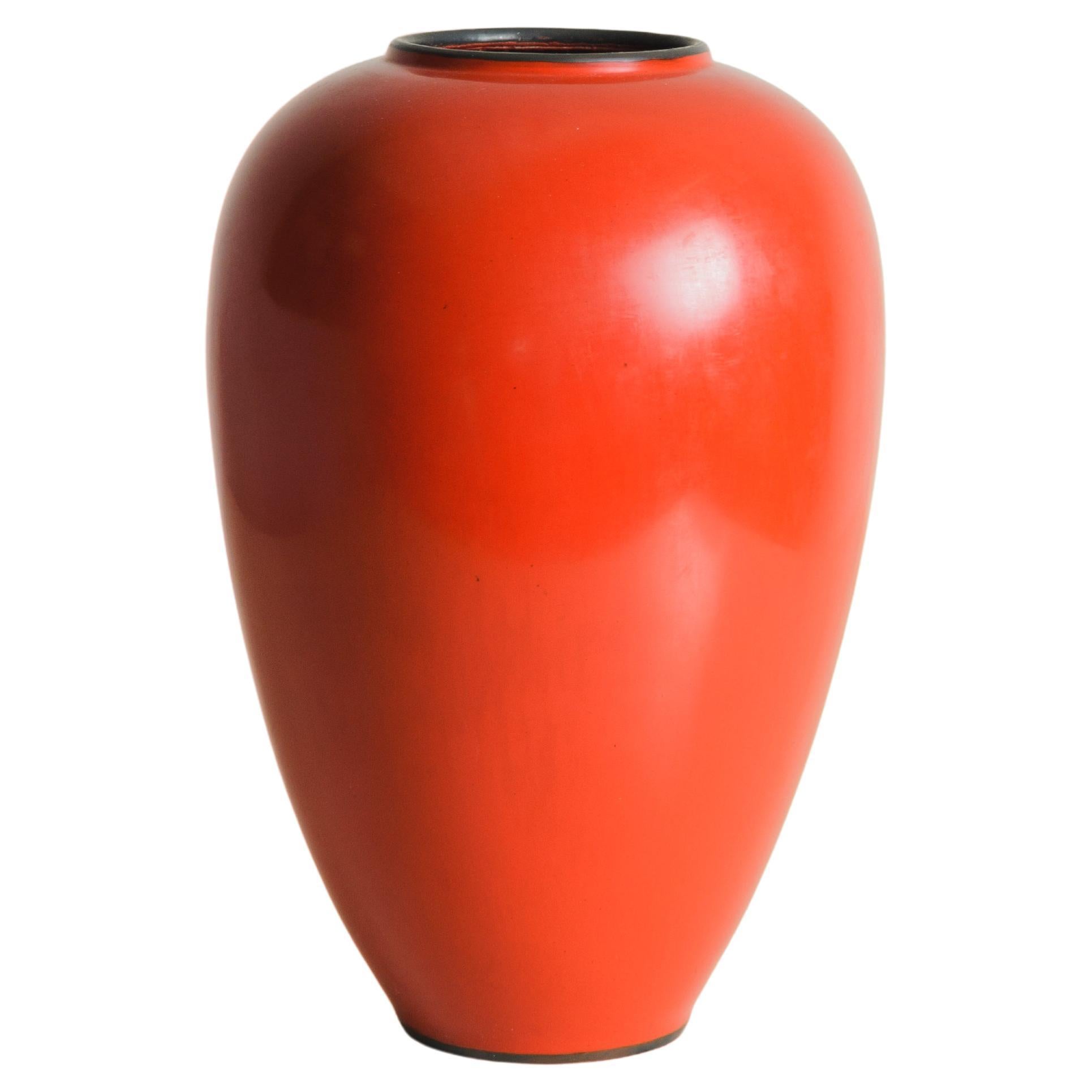 Vase balustre contemporain avec bord en cuivre en laque rouge par Robert Kuo