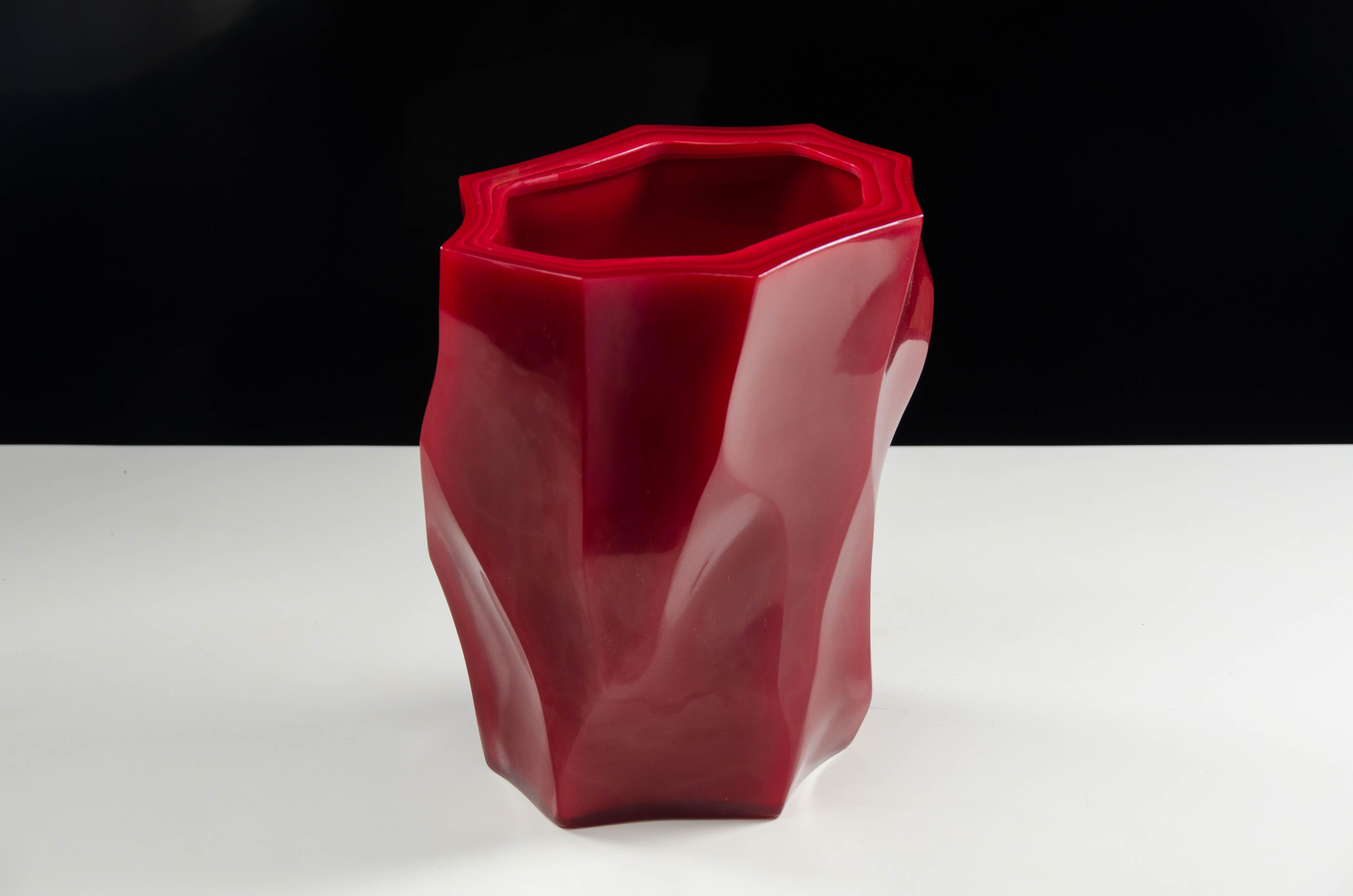 Minimalismo Vaso contemporaneo in vetro di bambù rasato in lampone di Robert Kuo in vendita