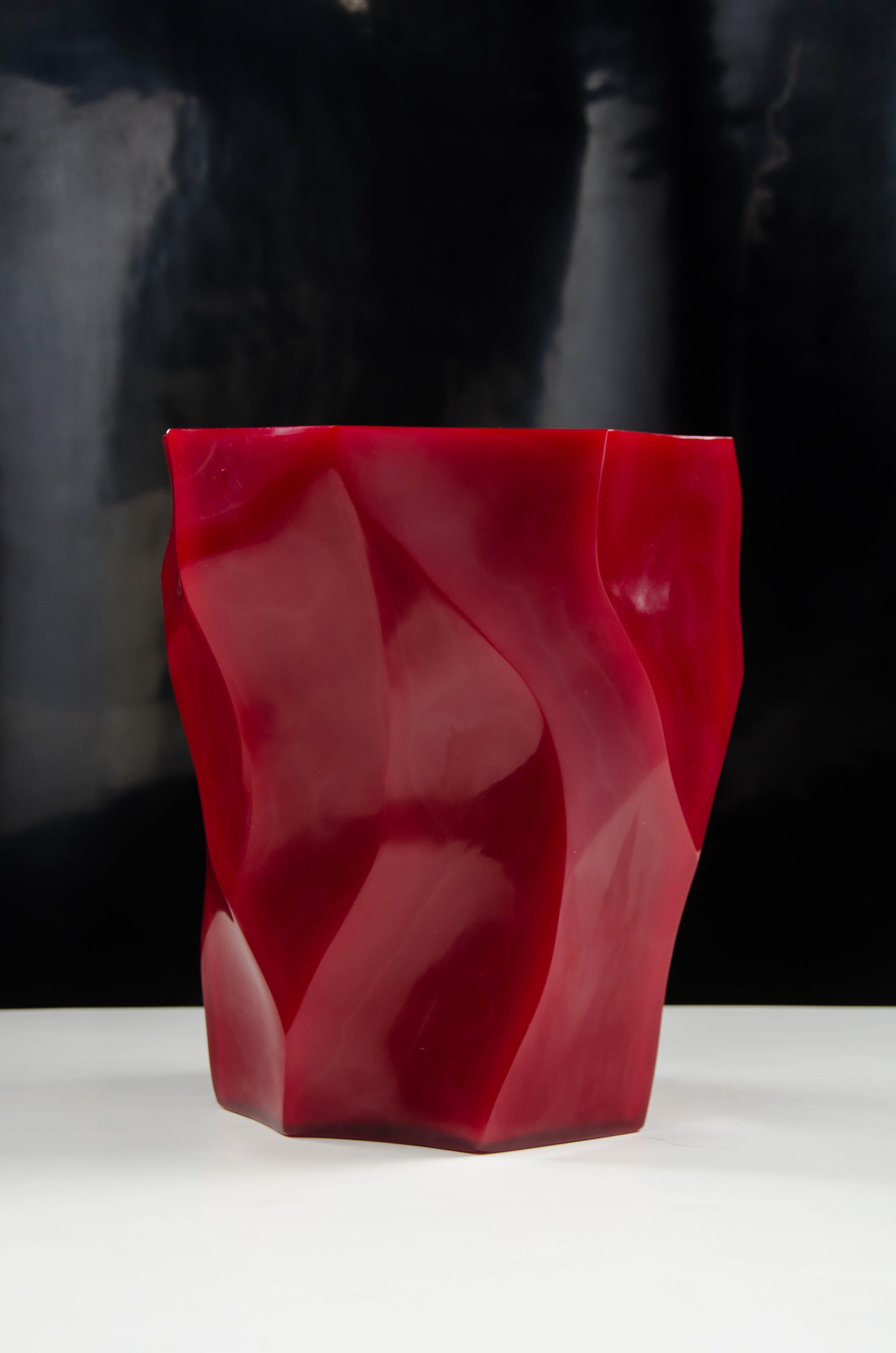 Intagliato a mano Vaso contemporaneo in vetro di bambù rasato in lampone di Robert Kuo in vendita