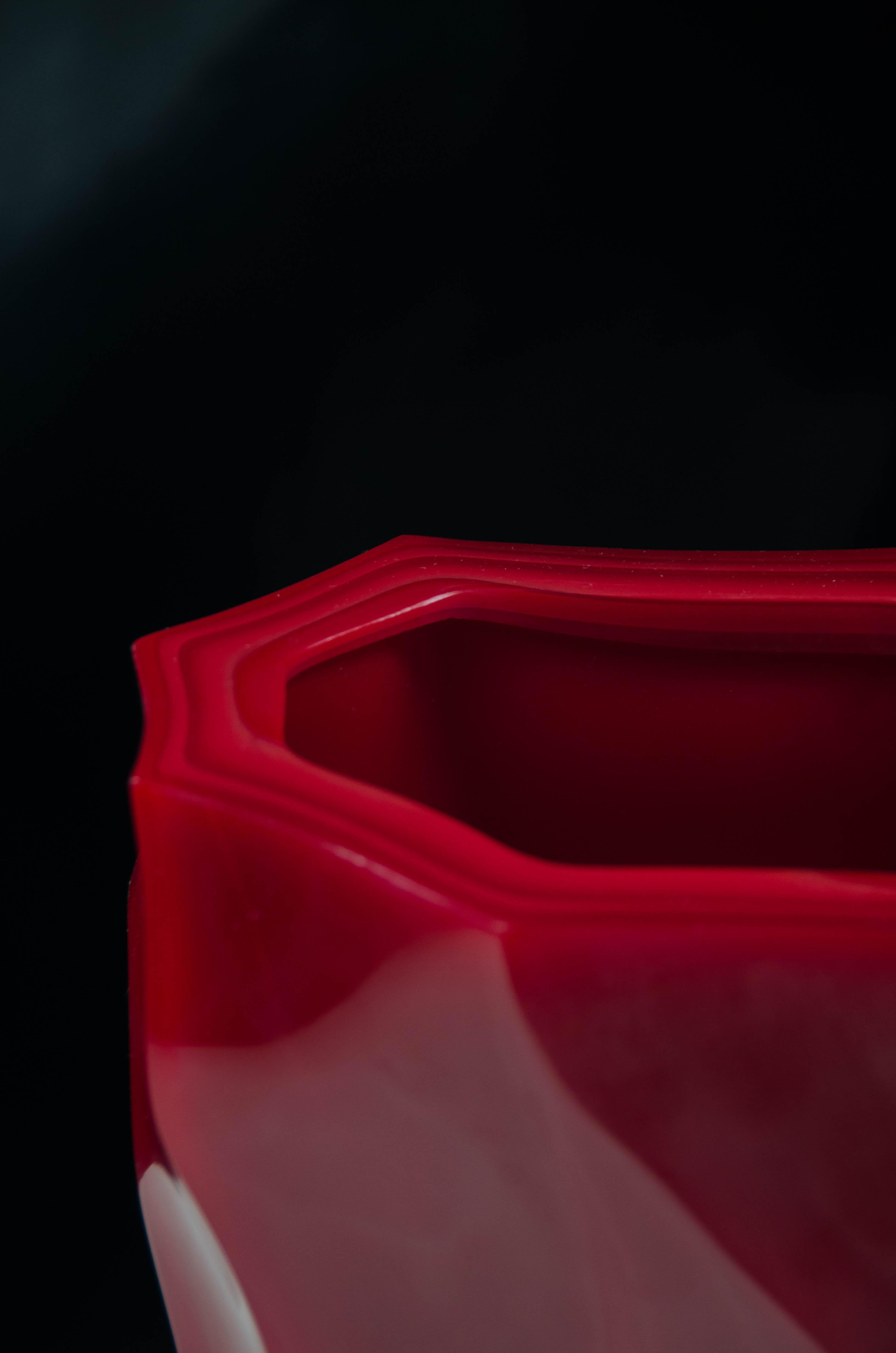 Vaso contemporaneo in vetro di bambù rasato in lampone di Robert Kuo In condizioni Nuovo in vendita a Los Angeles, CA