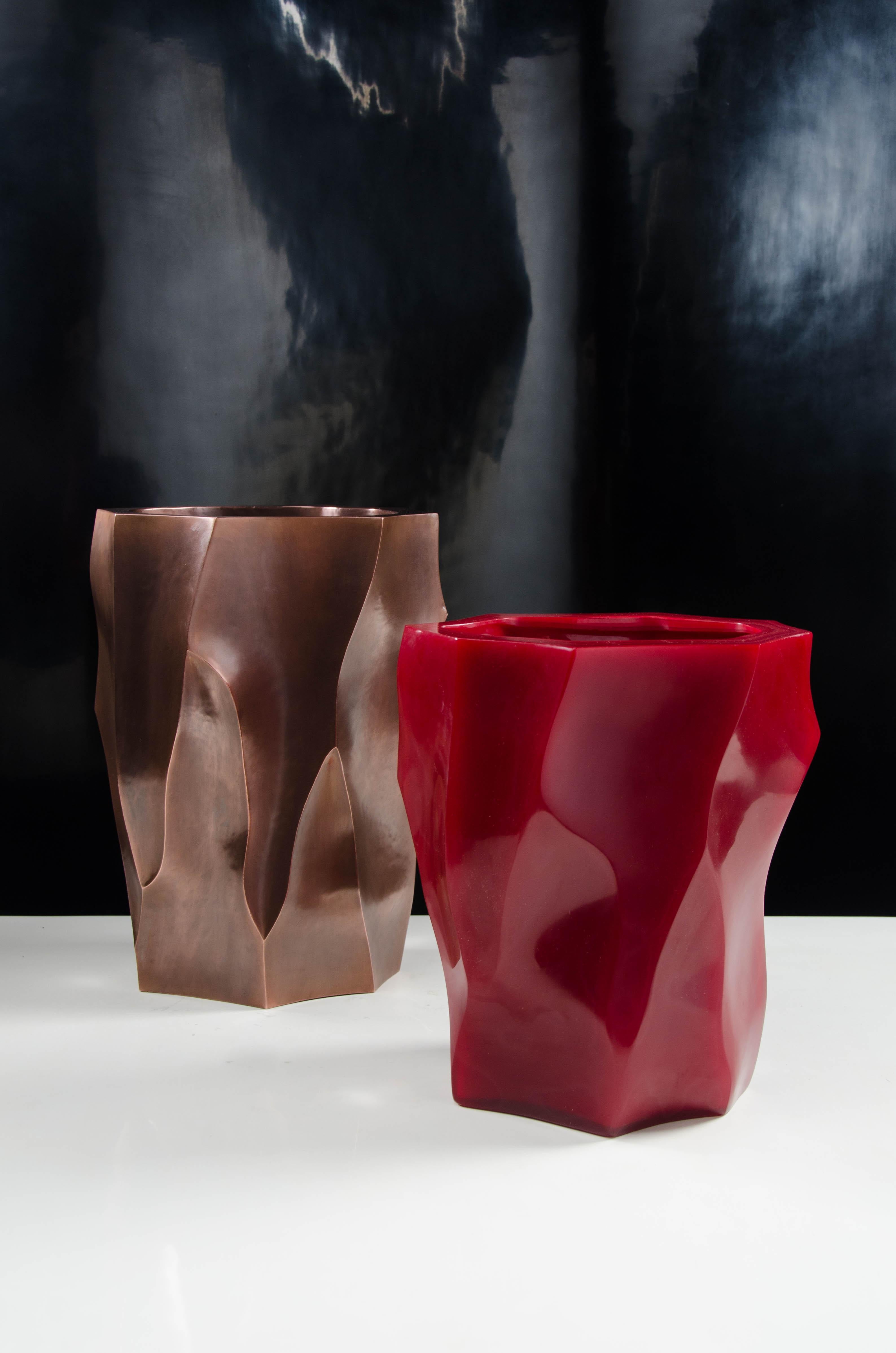 Vetro Vaso contemporaneo in vetro di bambù rasato in lampone di Robert Kuo in vendita