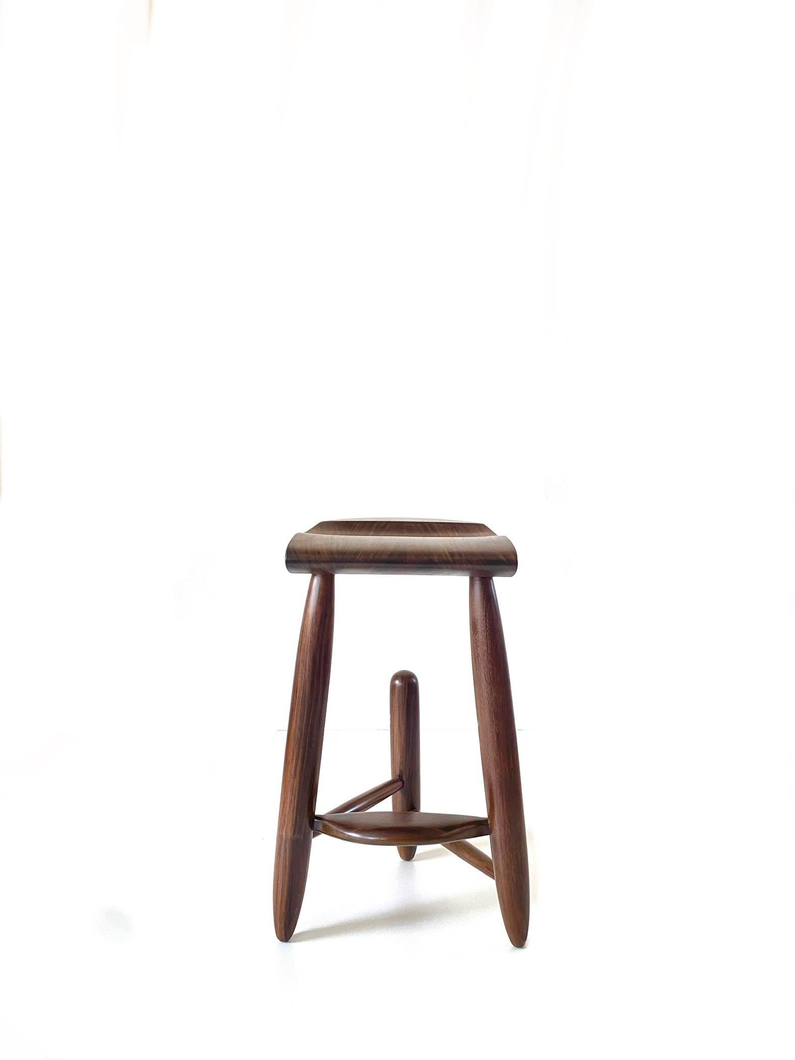 Tabouret contemporain en bois dur brésilien, sculpté à la main par les artistes du travail du bois Alex et Álec Ramiro. e rêve est né de plusieurs tentatives de créer quelque chose de différent, ce qui m'a fait rêver à l'idée de produire un tabouret