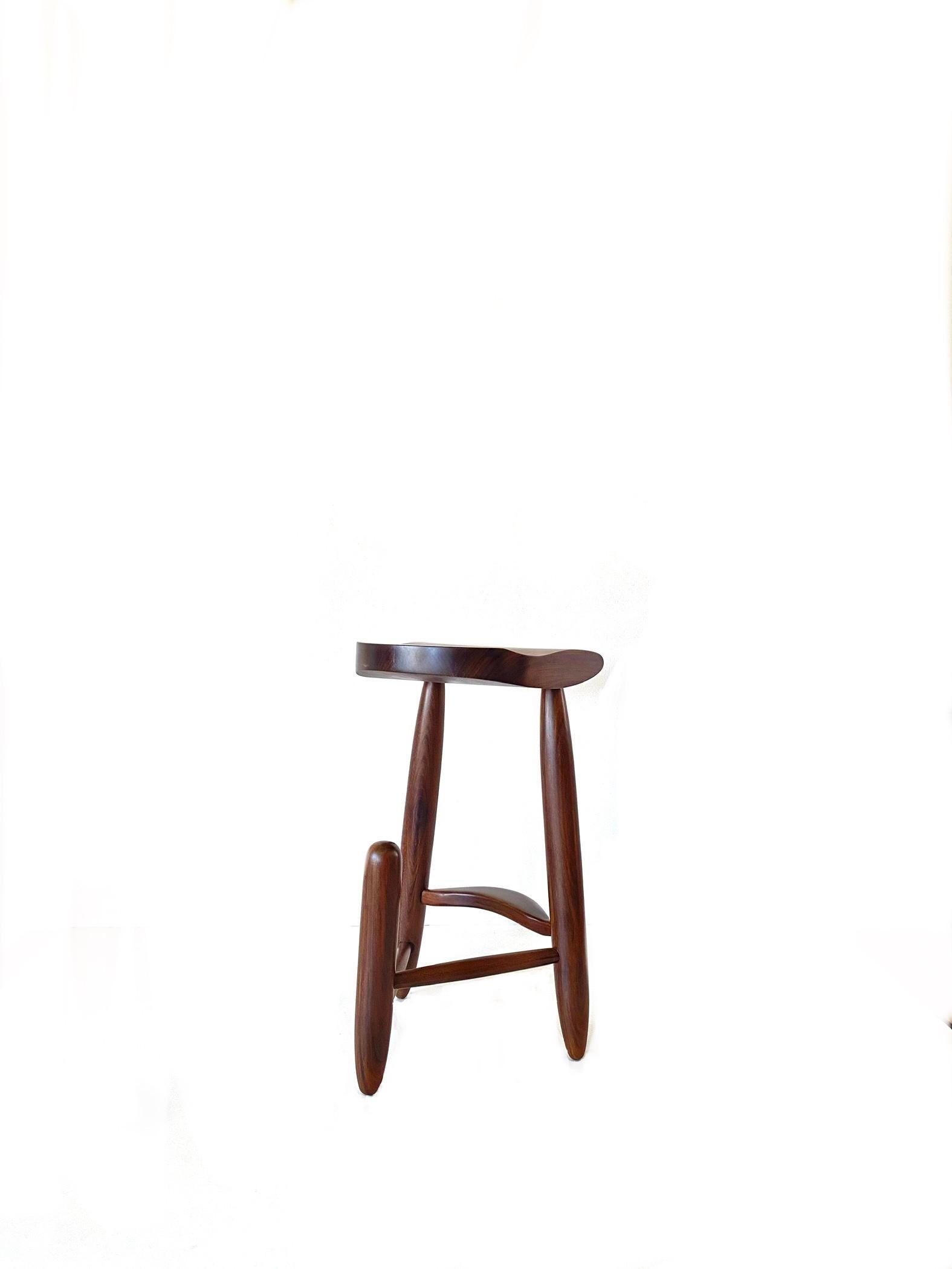 Moderne Tabouret de bar contemporain en bois dur brésilien par Álec Ramiro. en vente