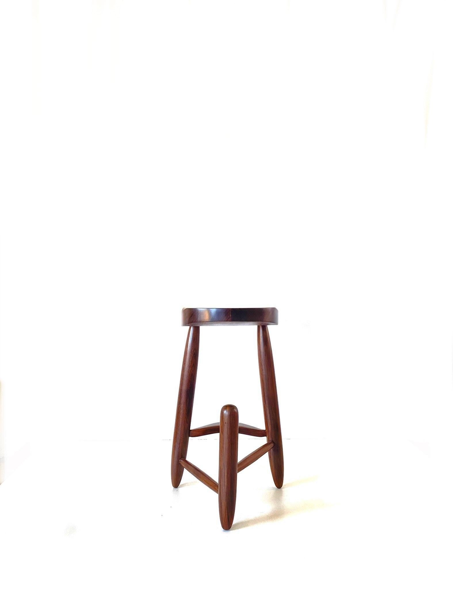 Sculpté à la main Tabouret de bar contemporain en bois dur brésilien par Álec Ramiro. en vente