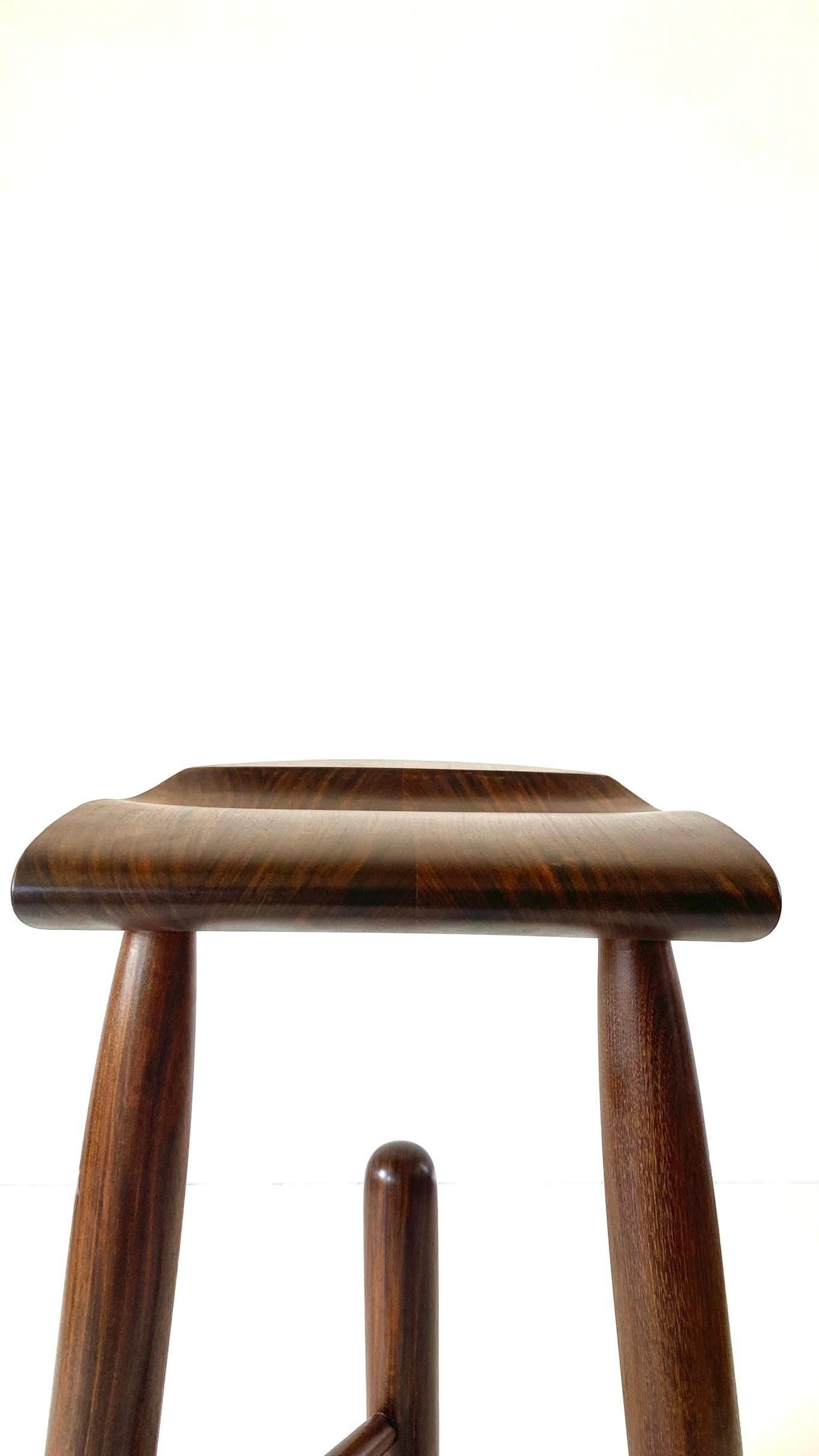 XXIe siècle et contemporain Tabouret de bar contemporain en bois dur brésilien par Álec Ramiro. en vente