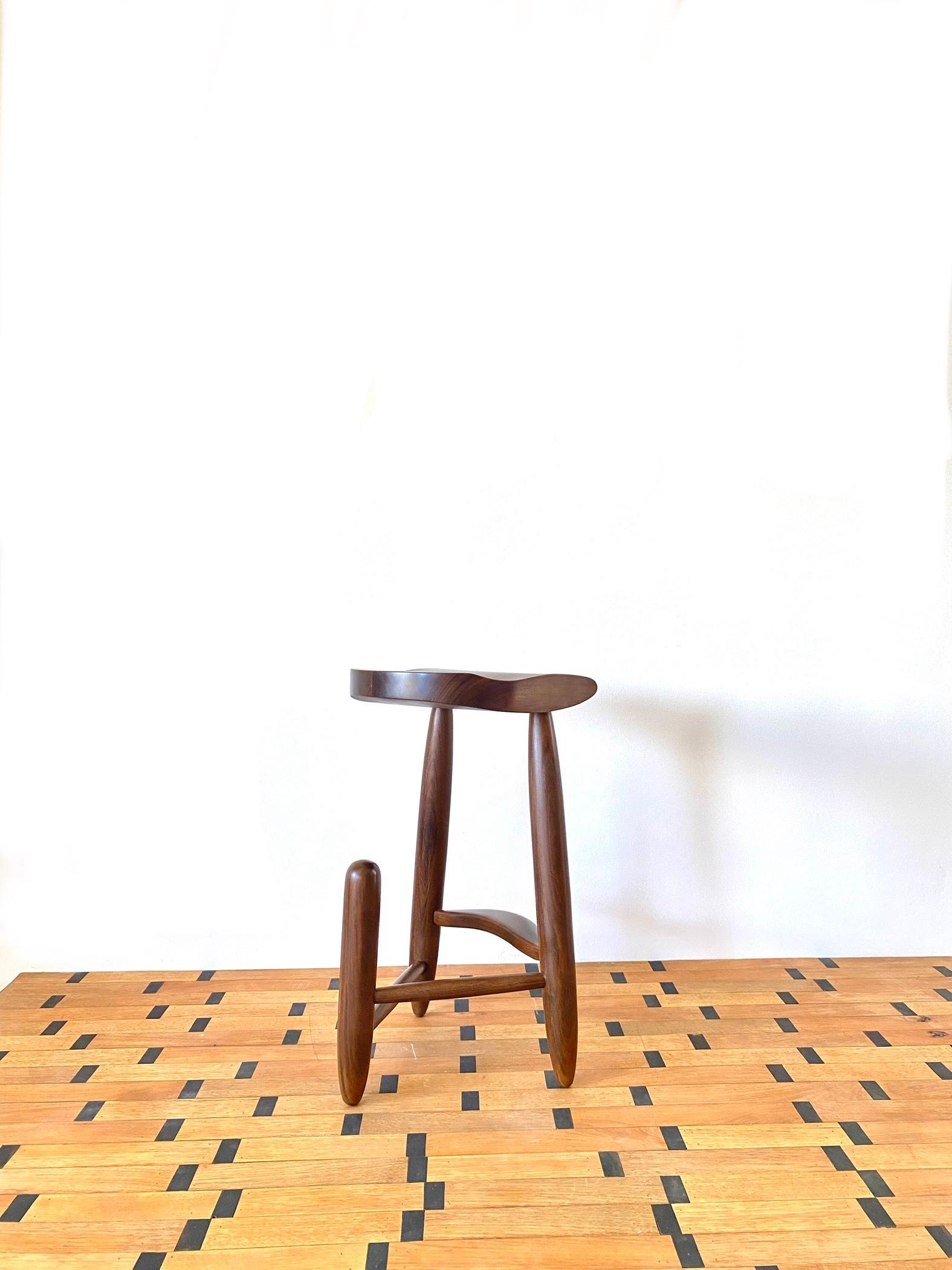 Bois de feuillus Tabouret de bar contemporain en bois dur brésilien par Álec Ramiro. en vente